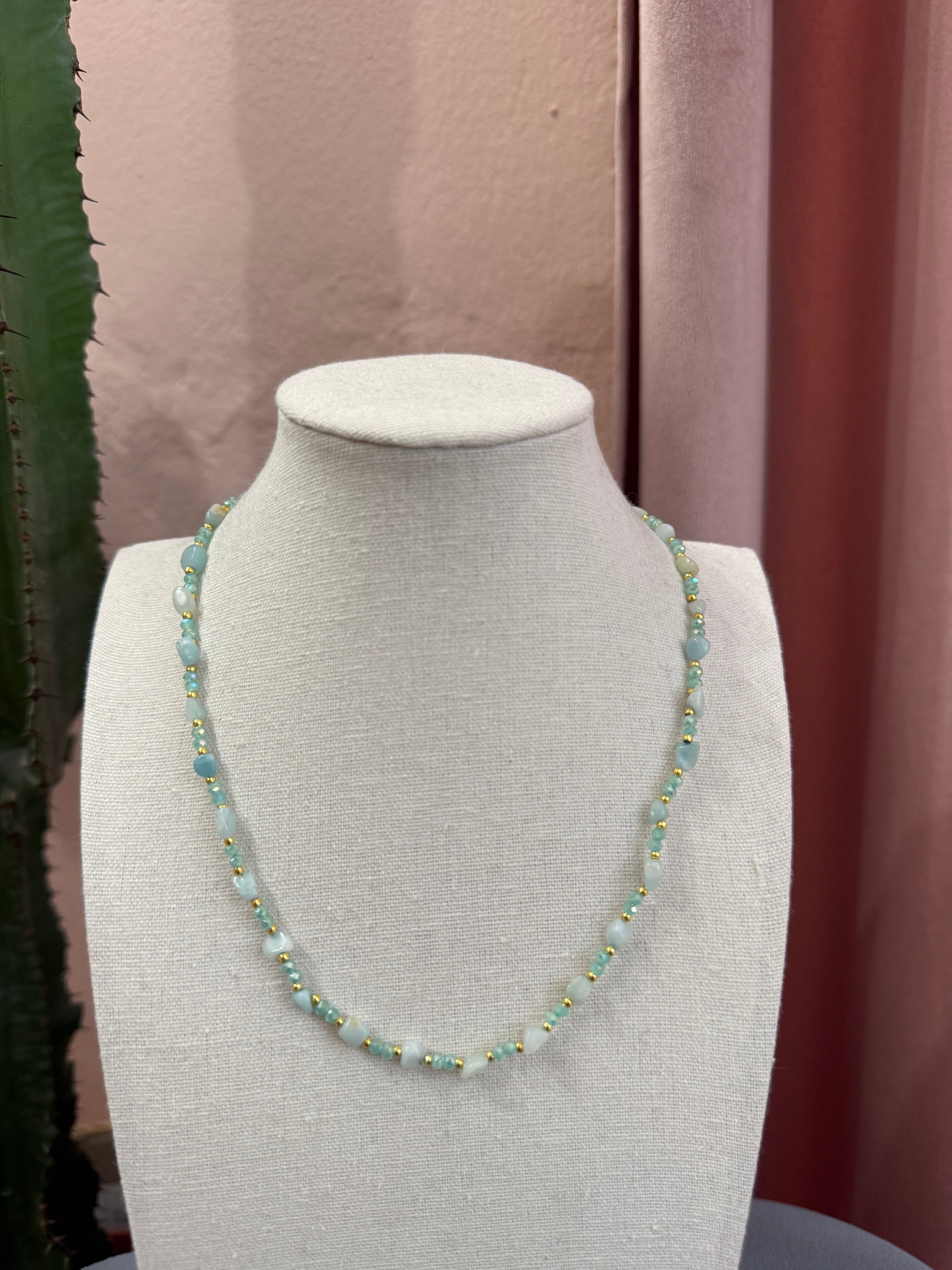 Collana con pietre turchesi
