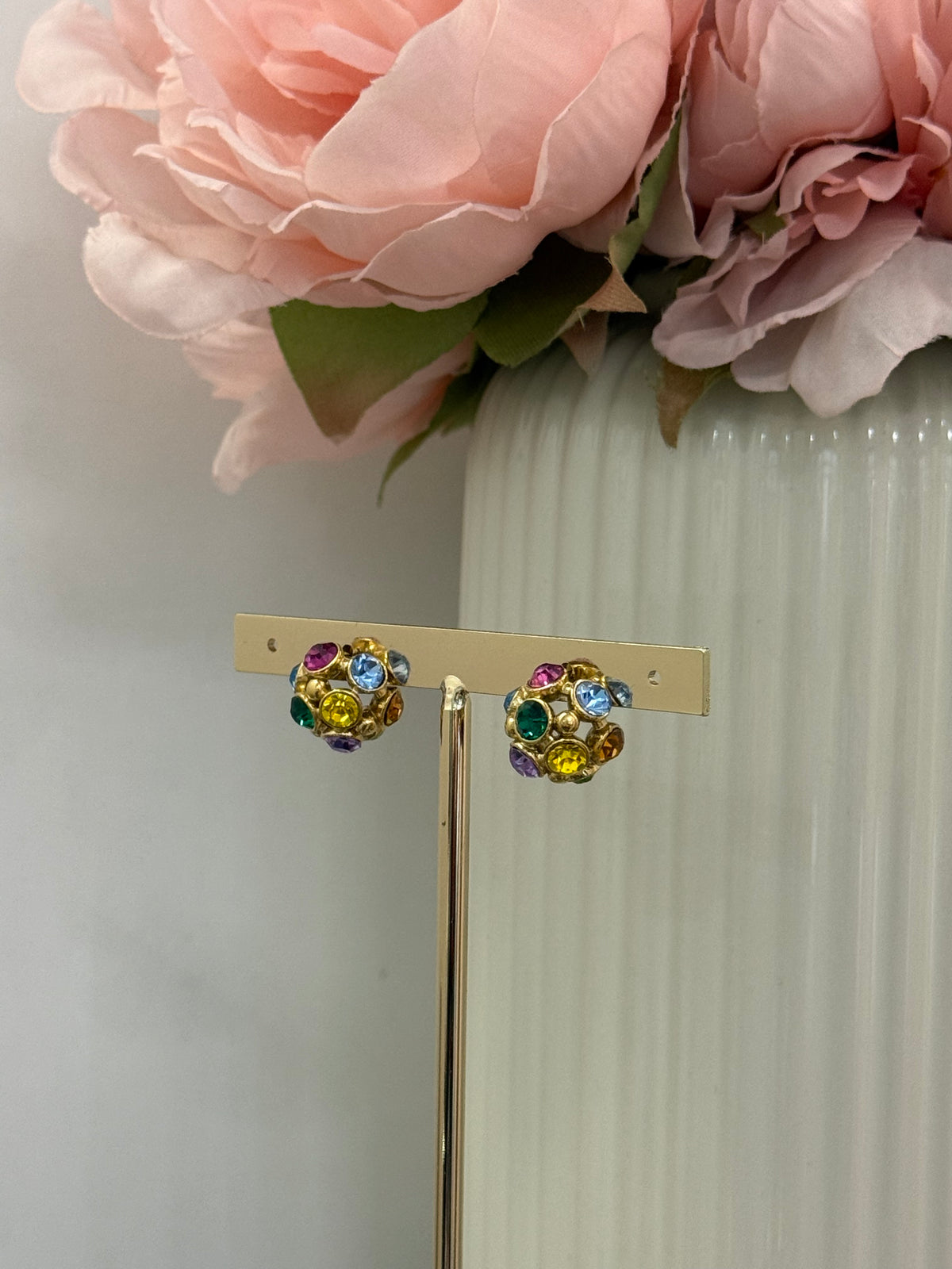 Orecchini a bottone con strass colorati