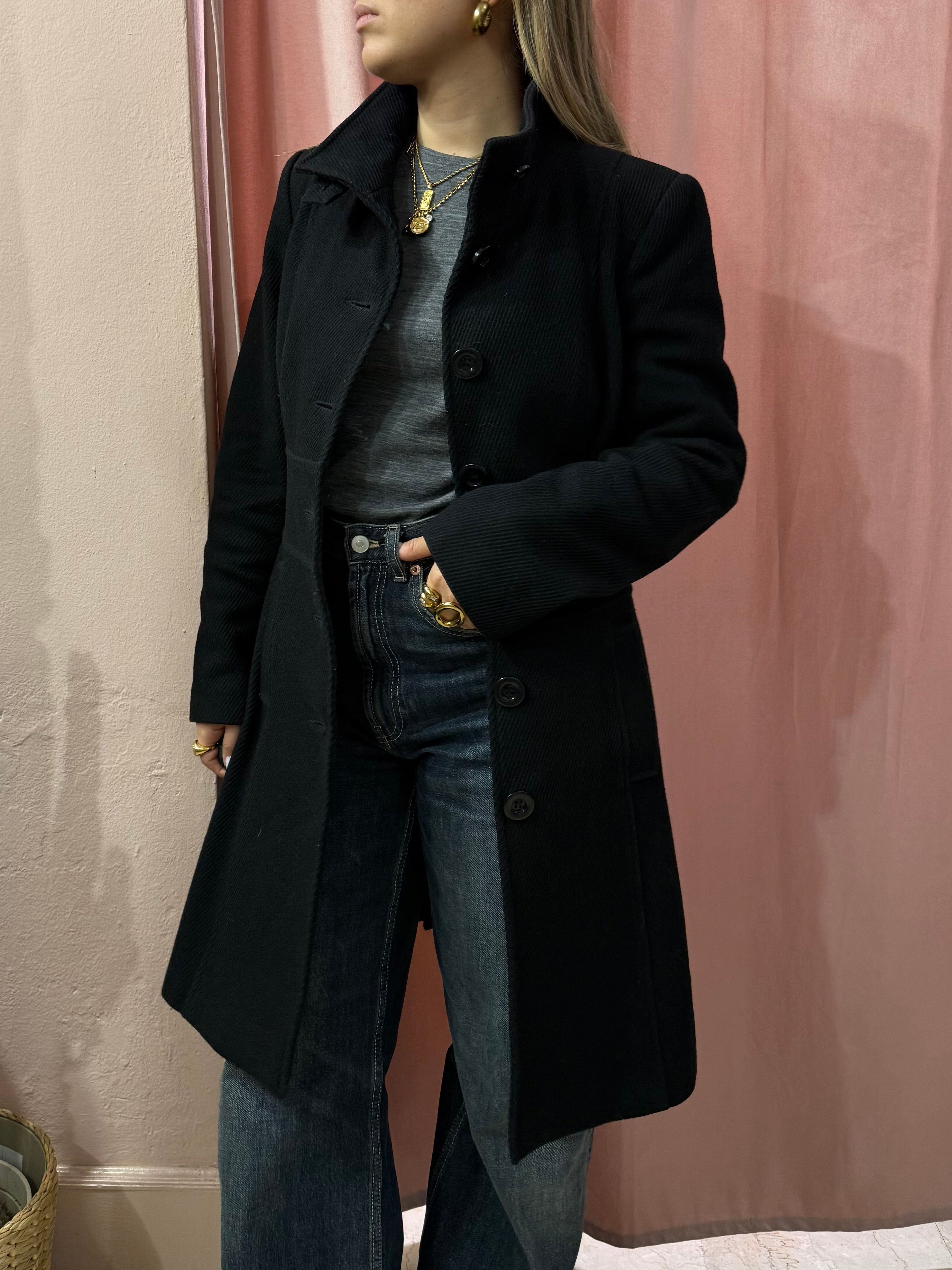 Cappotto nero in lana texture a righe