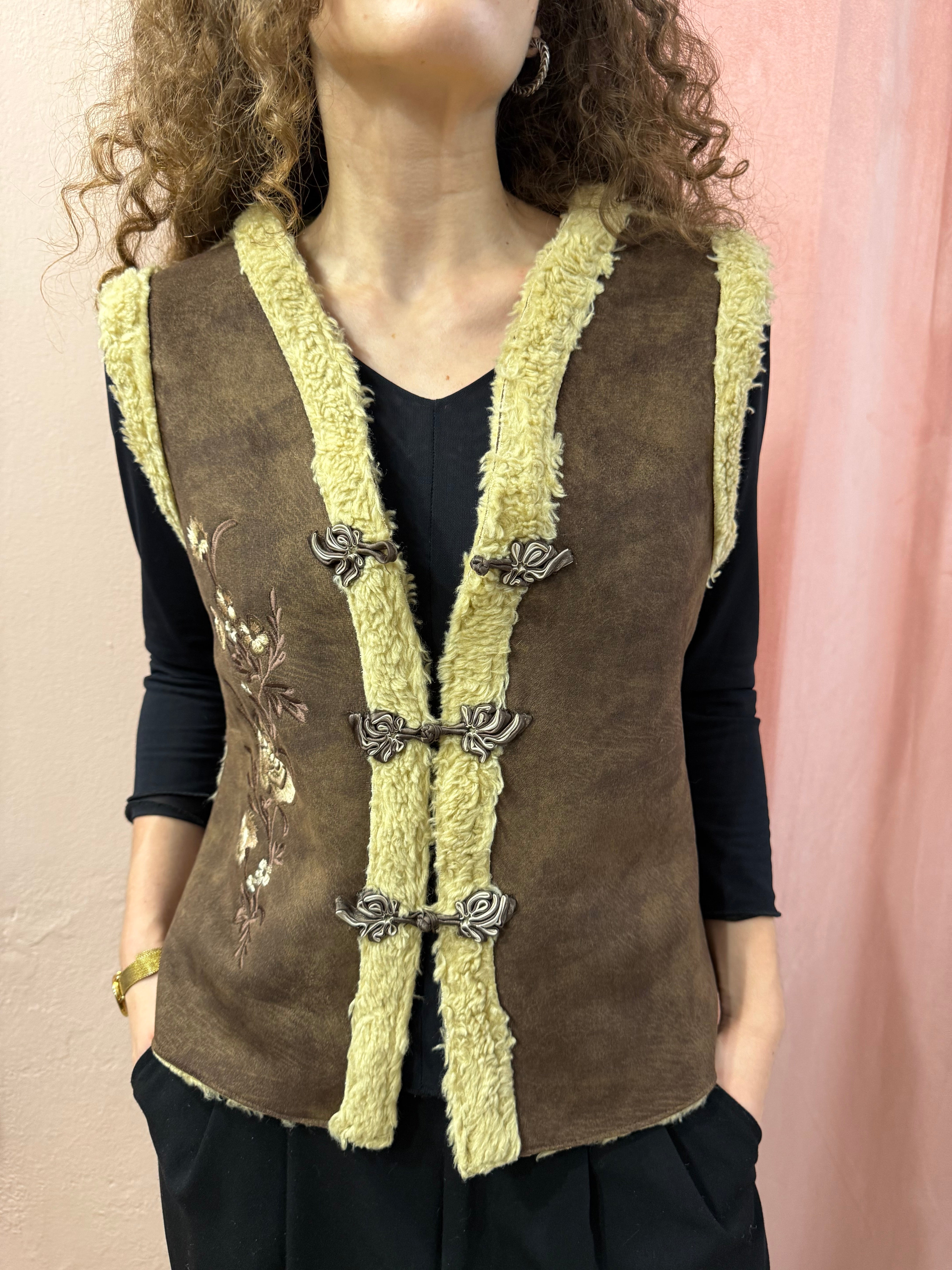 Gilet smanicato con ricami