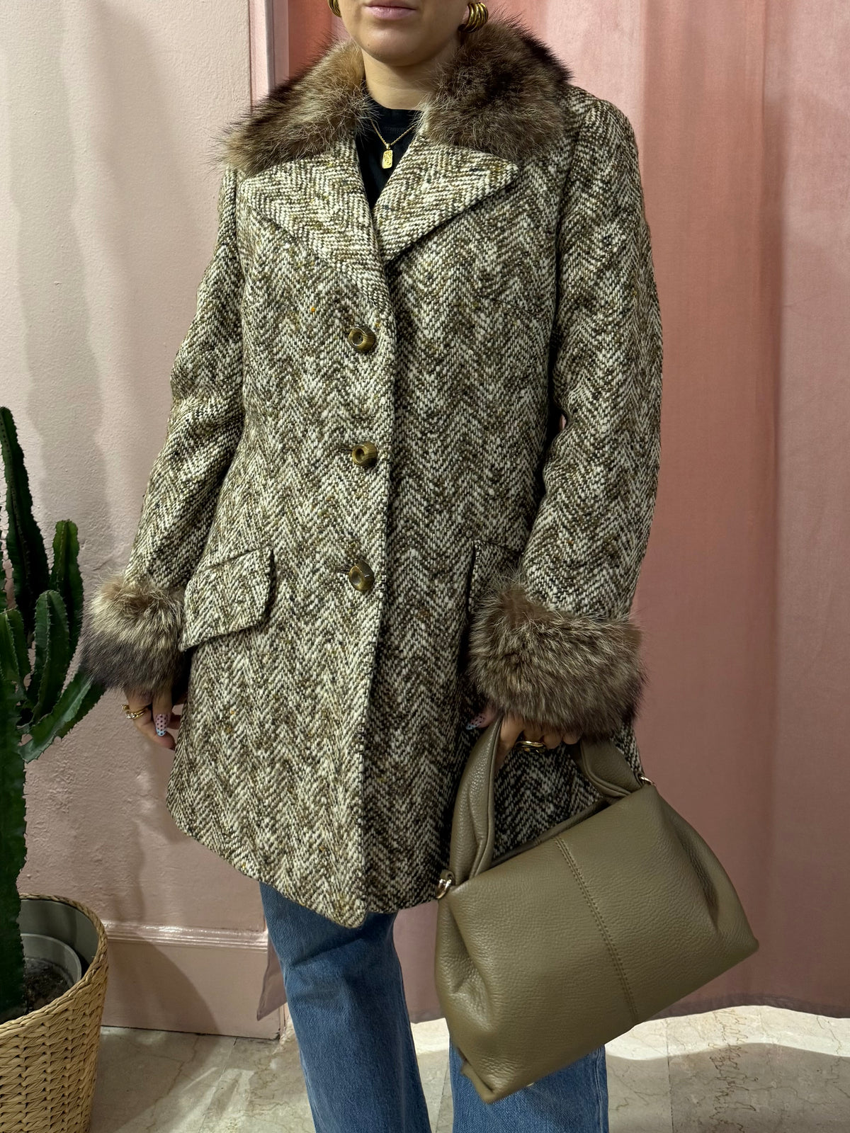 Cappotto in lana con collo e manicotti in pelliccia