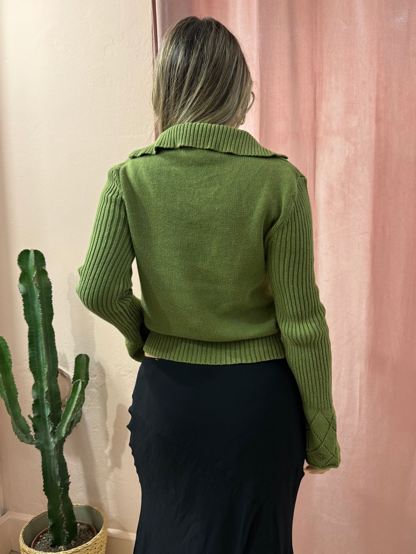 Maglione verde con applicazioni in cotone