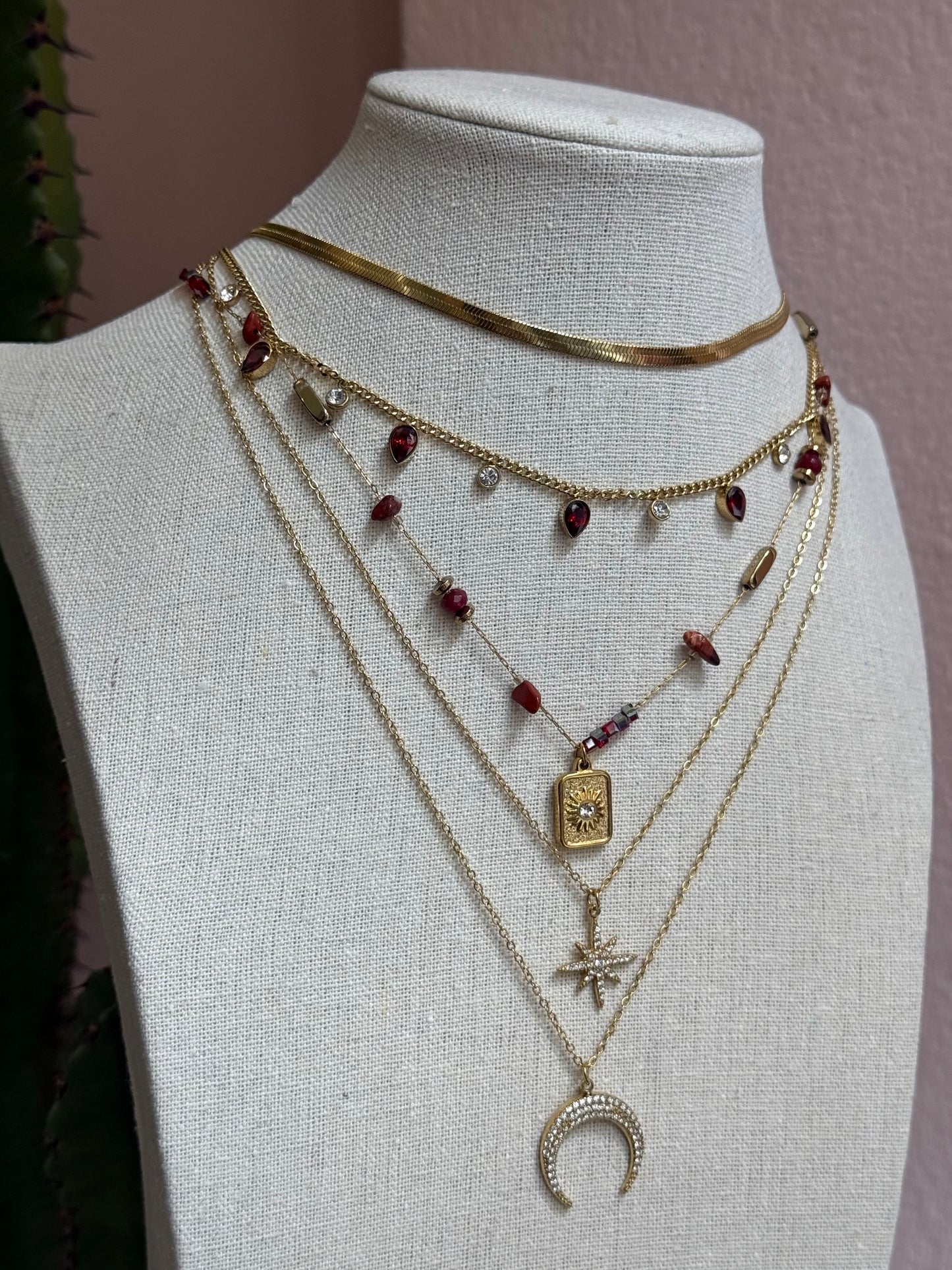 Collana con pietre sfaccettate e medaglietta dorata