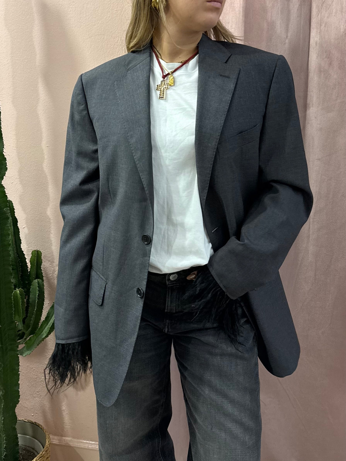 Blazer grigio upcycling piume