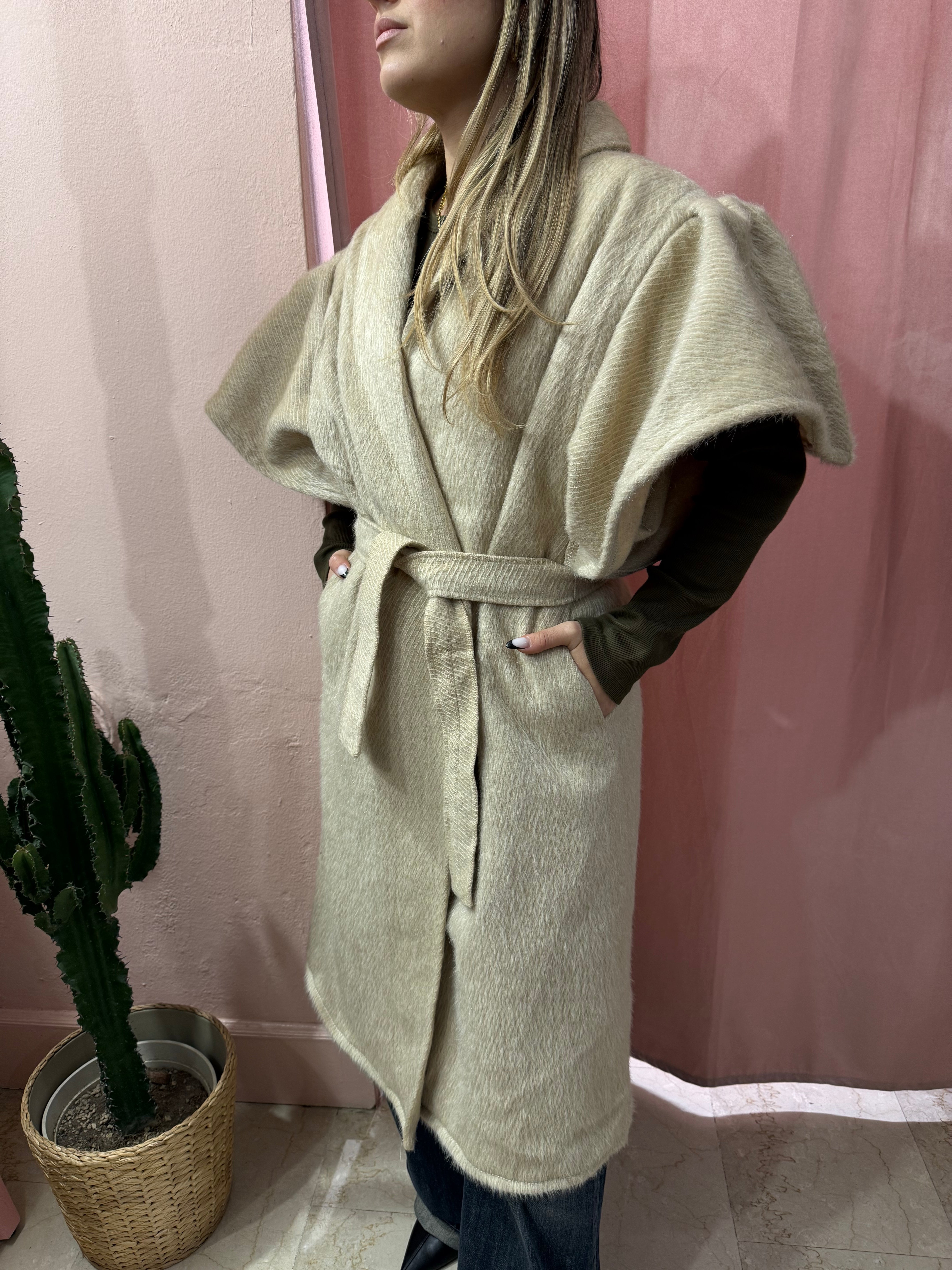 Cappotto smanicato con voulant in lana