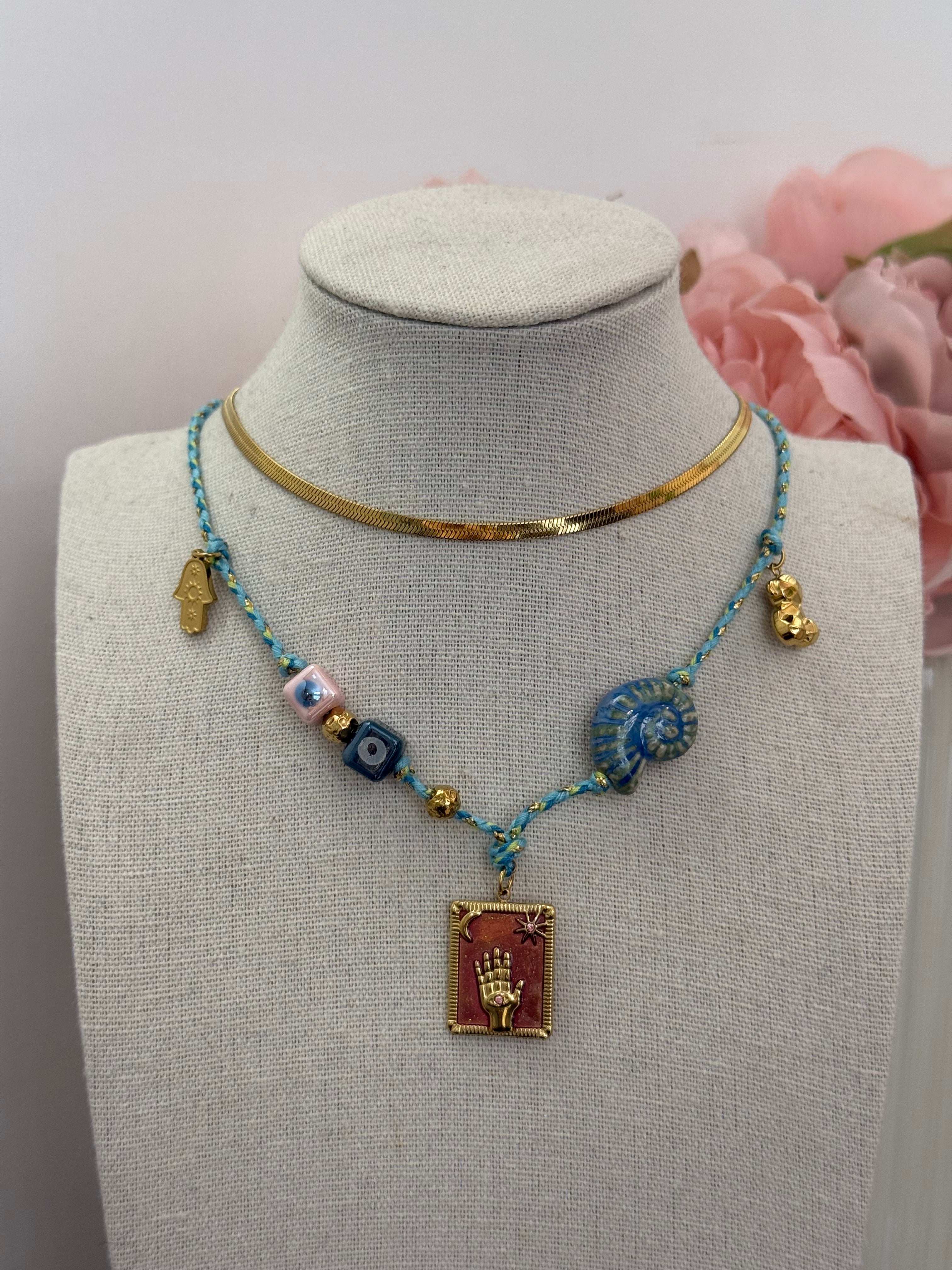 Collana in corda con ciondoli colorati | solo online