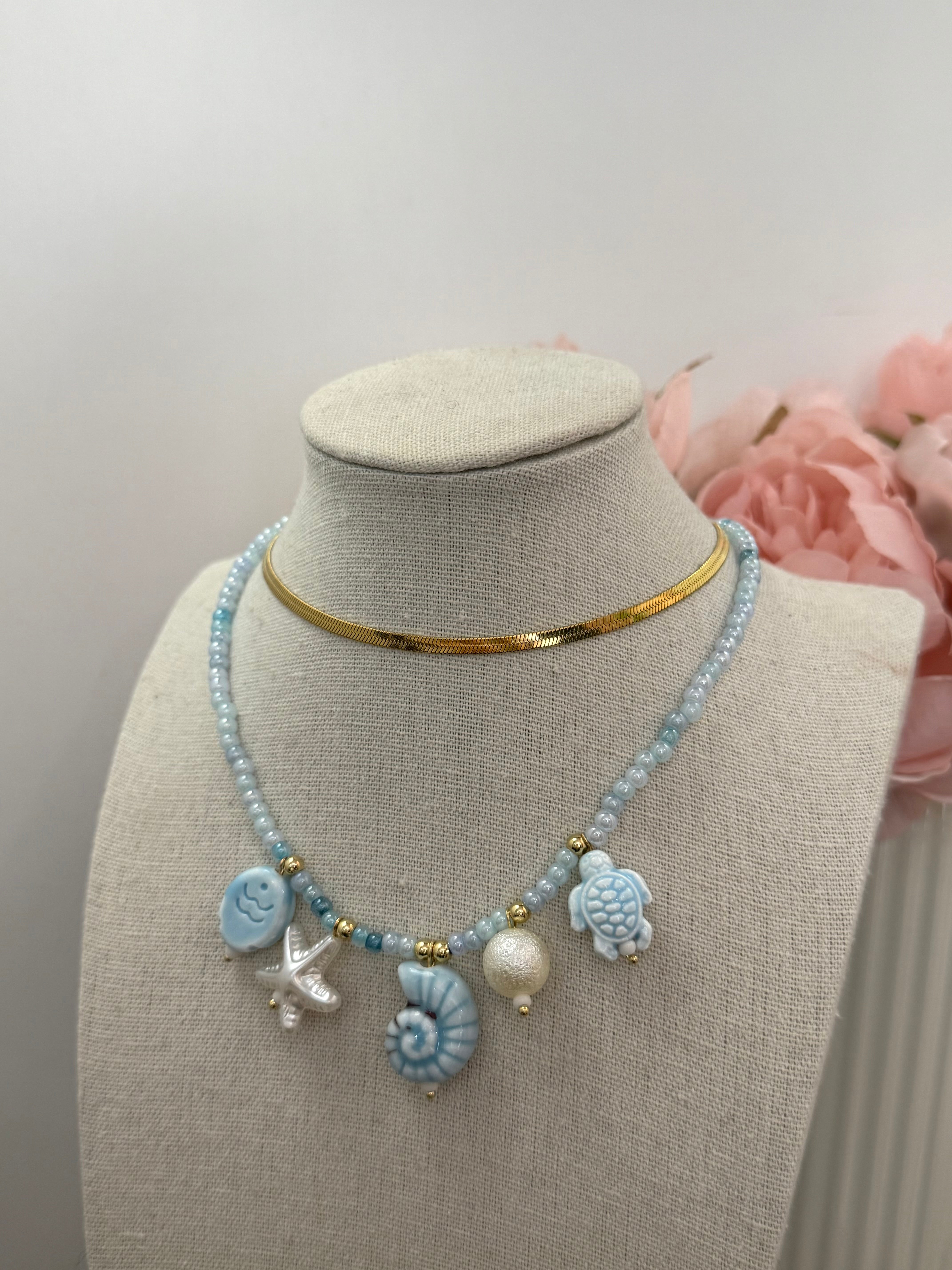 Collana di perle con ciondoli marini | solo online