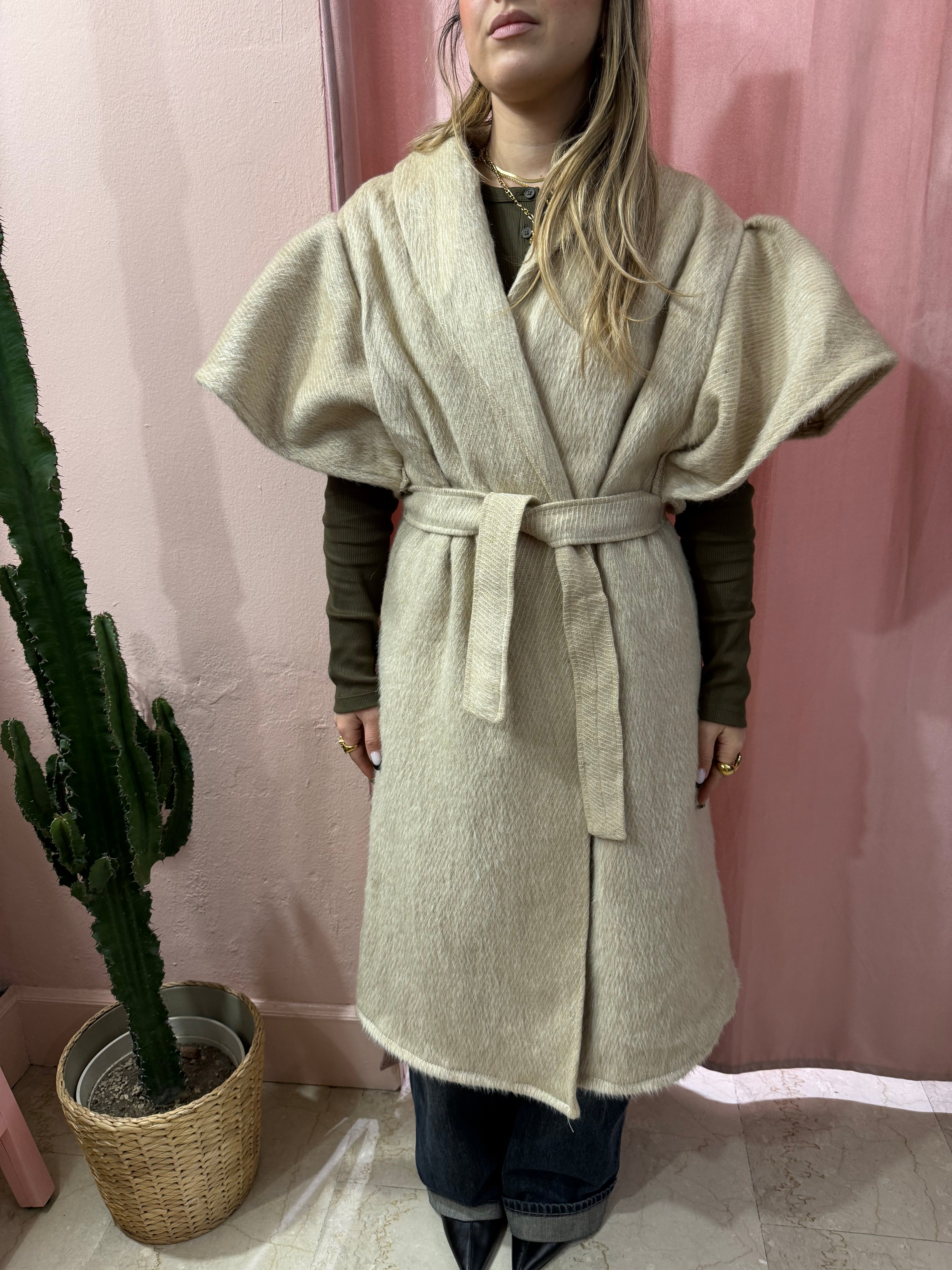 Cappotto smanicato con voulant in lana