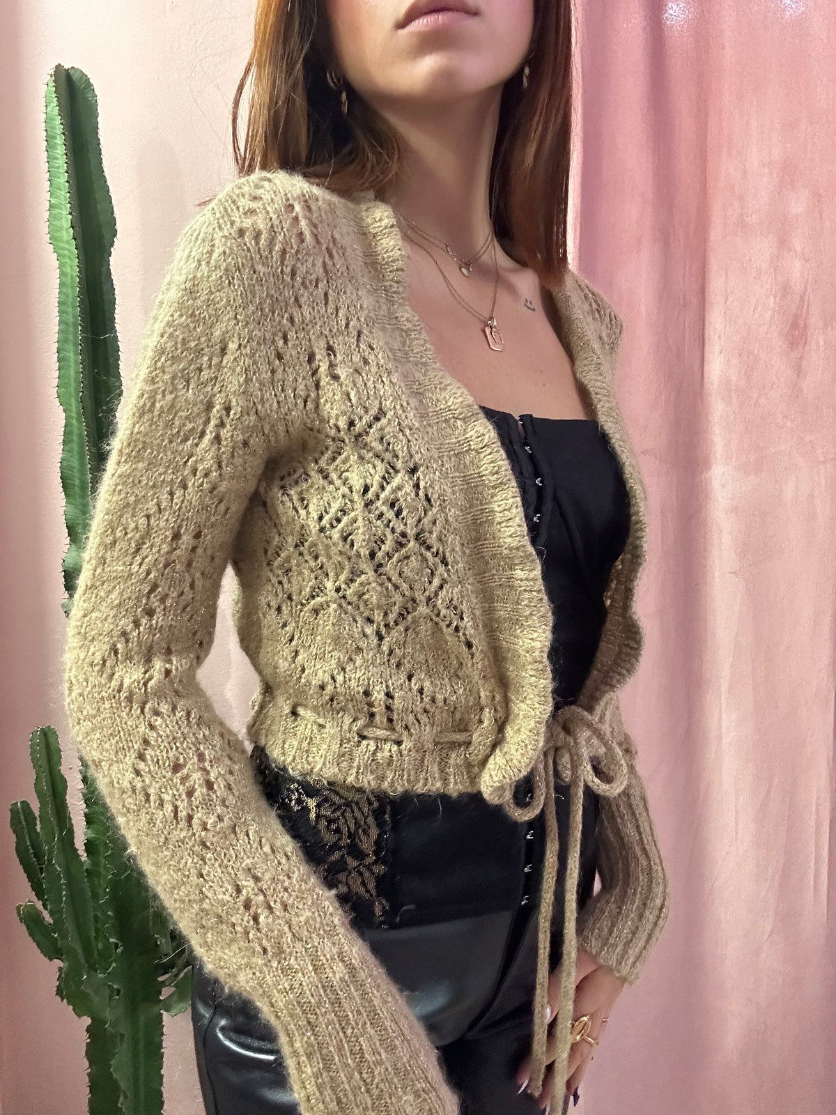 Cardigan crop dorato con filo in lurex