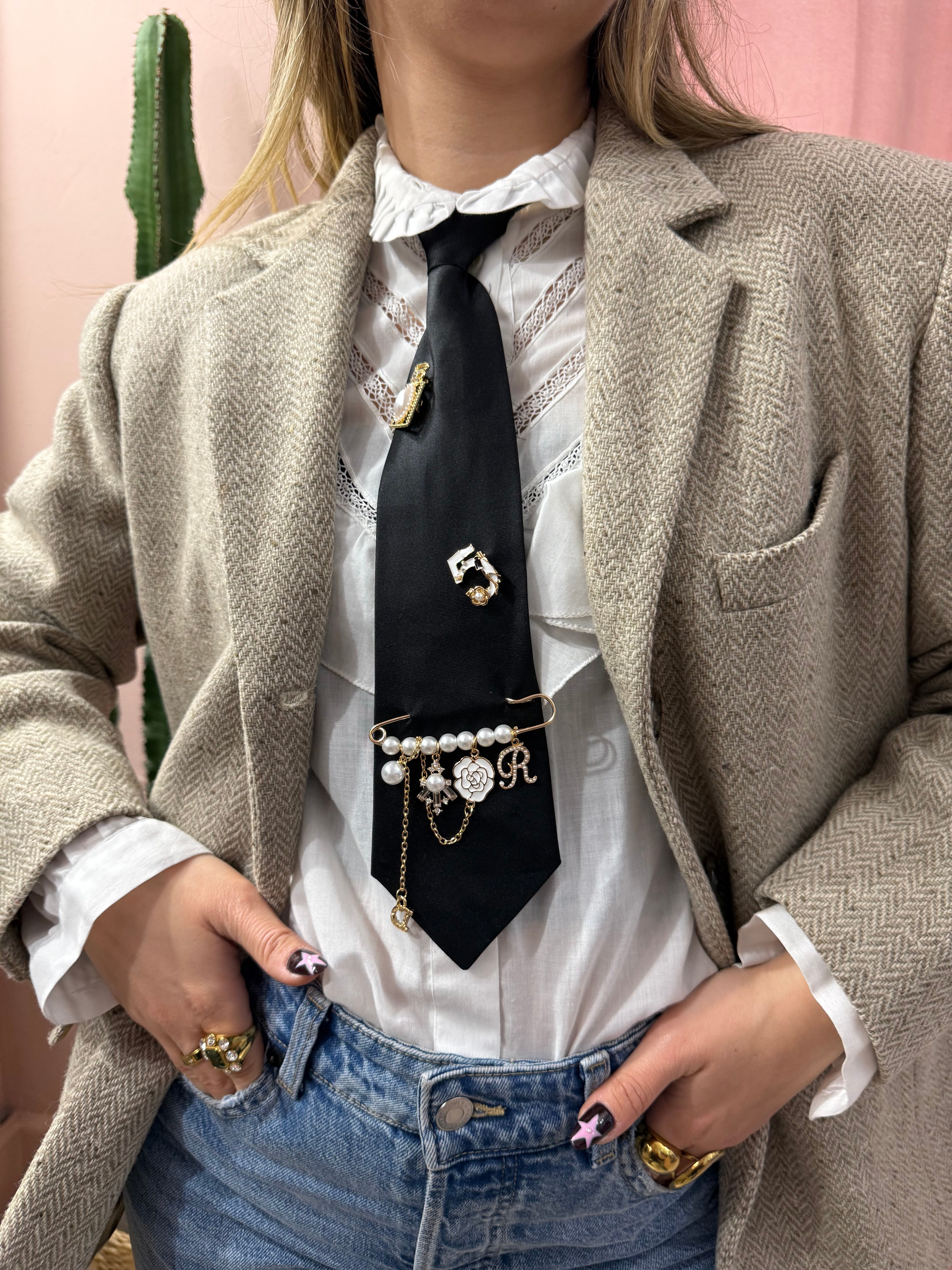 Cravatta nera con spille gioiello