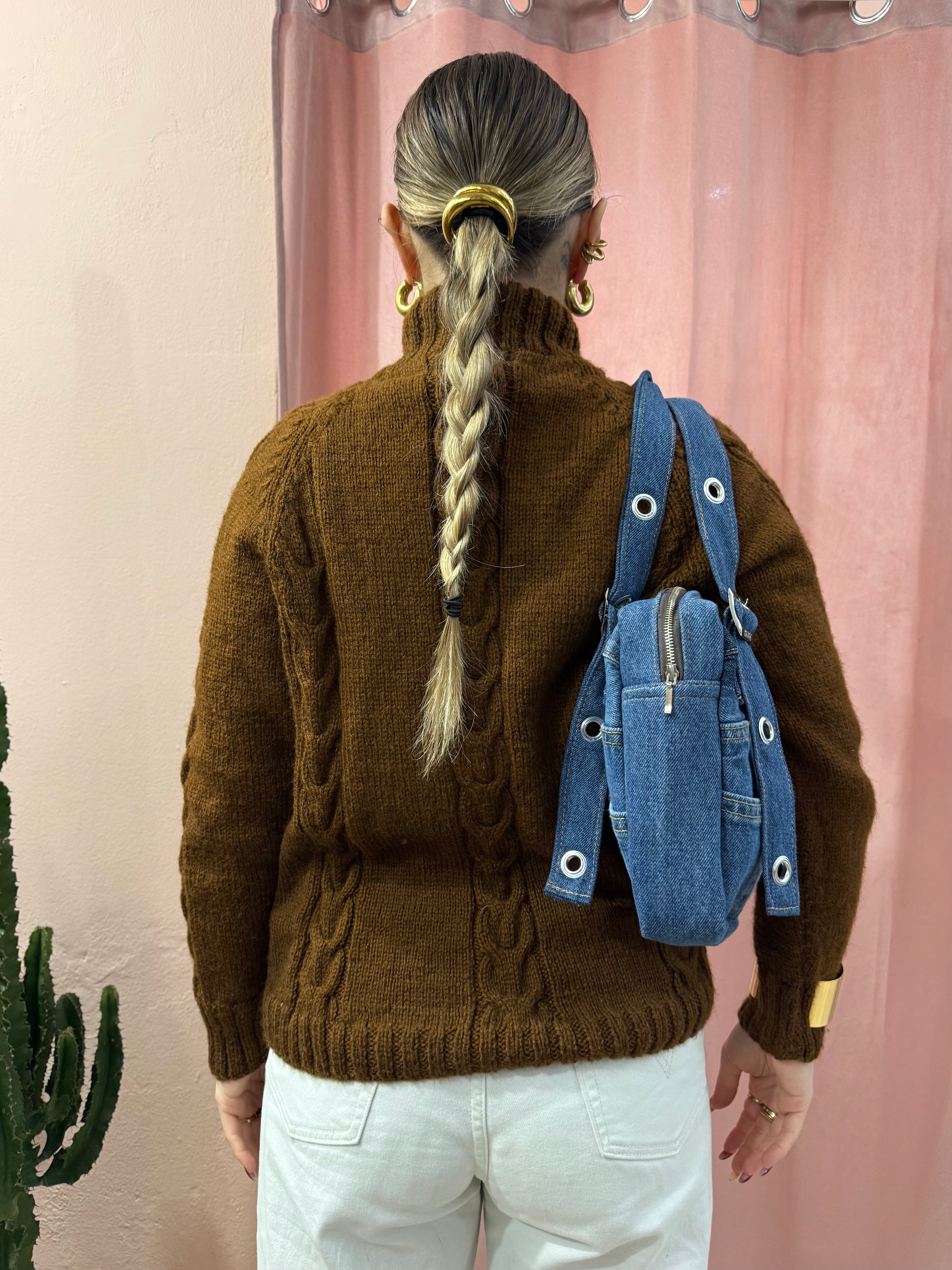 Maglione a collo alto in lana a trecce