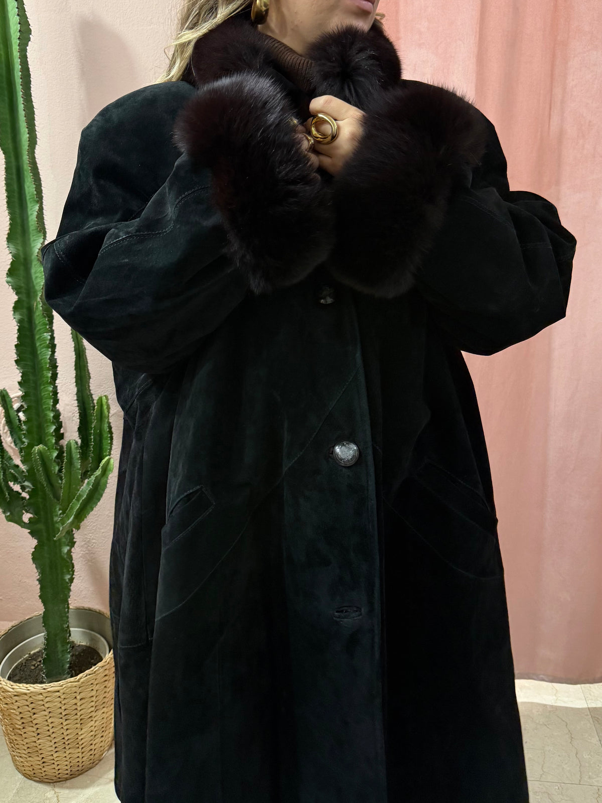 Cappotto in vera pelle nero con dettagli in volpe