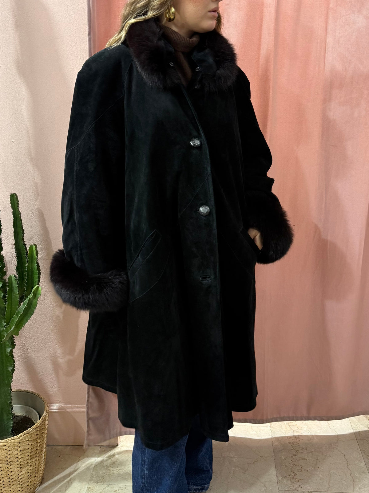 Cappotto in vera pelle nero con dettagli in volpe