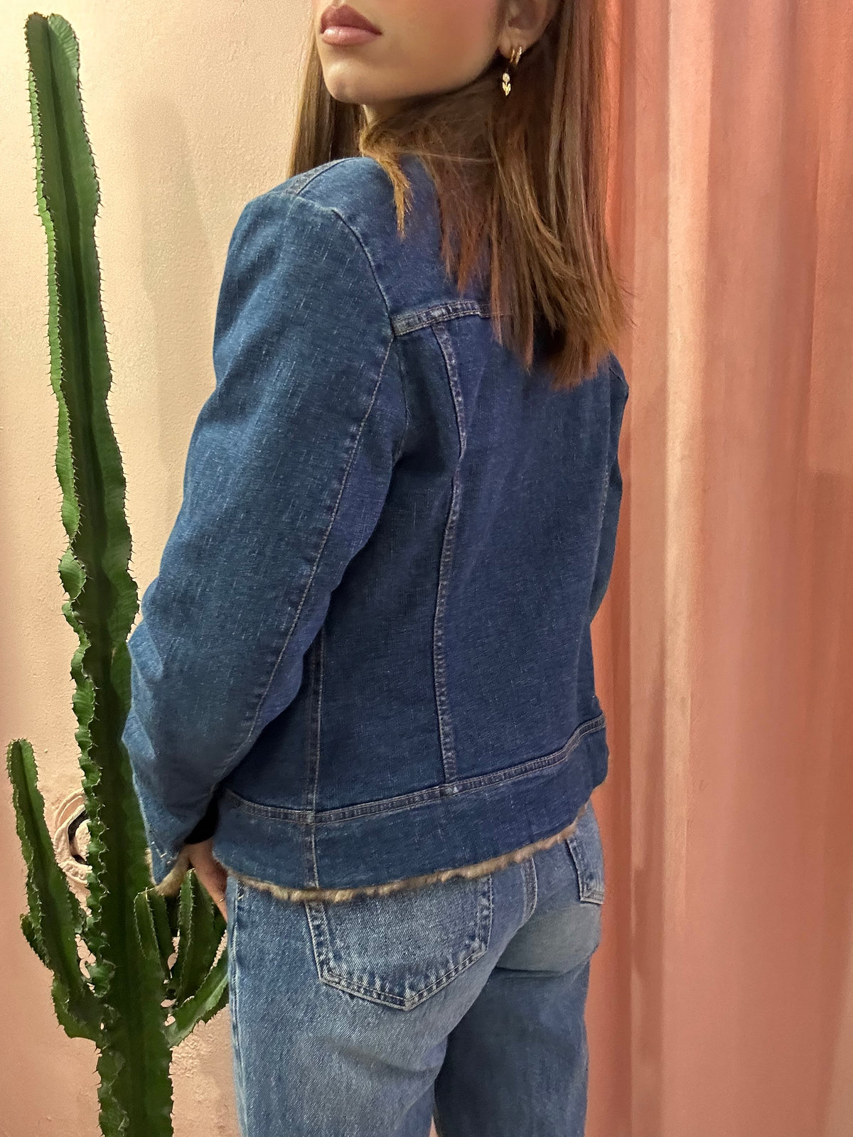 Giacca in denim con inserti in pelo