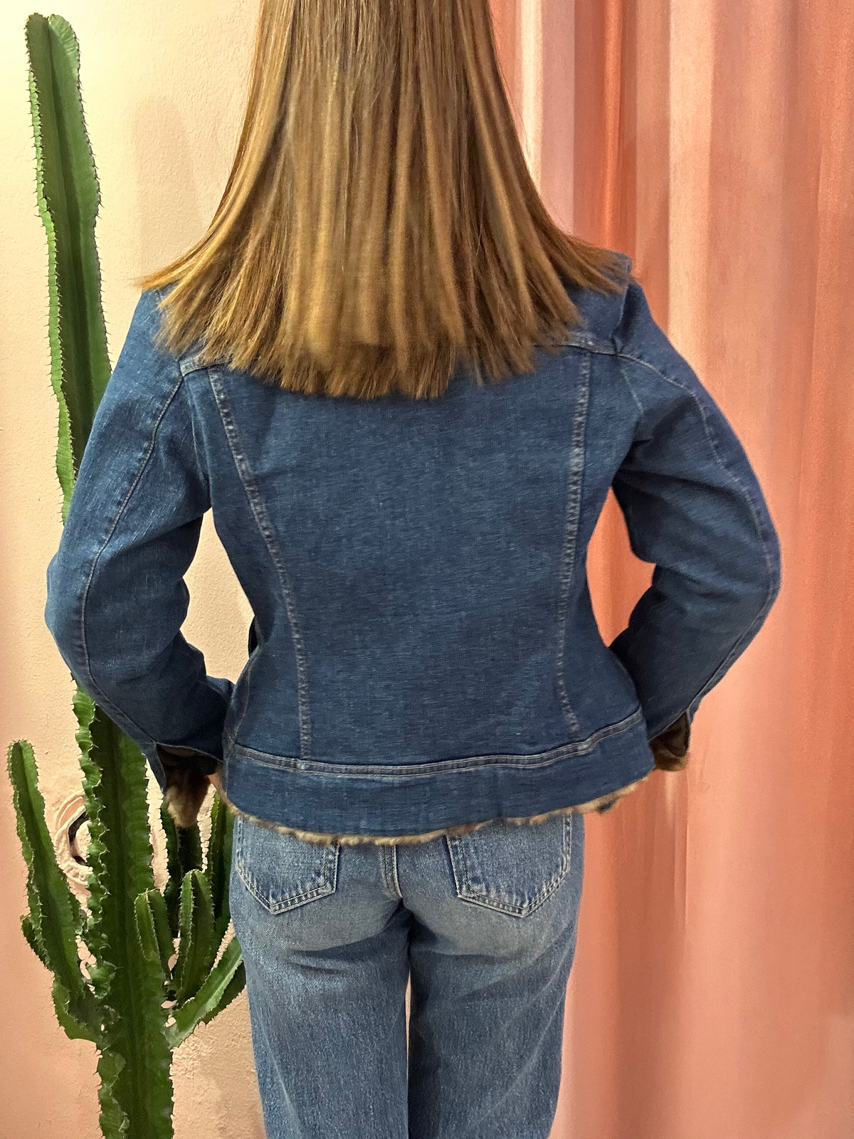 Giacca in denim con inserti in pelo