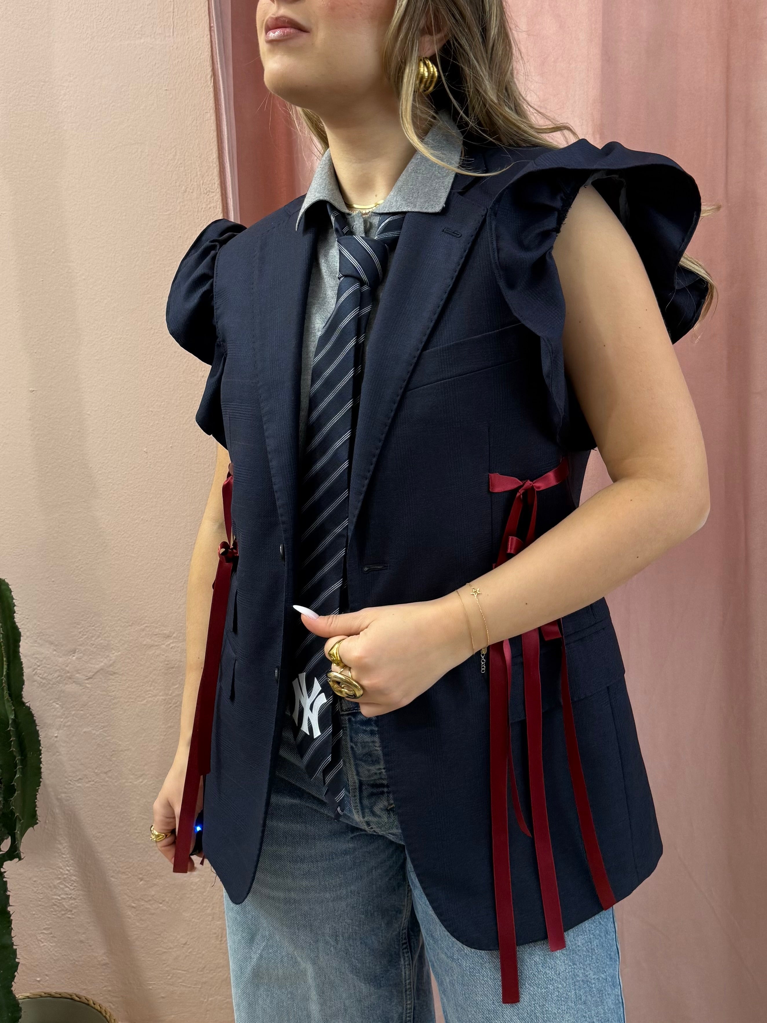 Blazer smanicato upcycling con volant e fiocchi