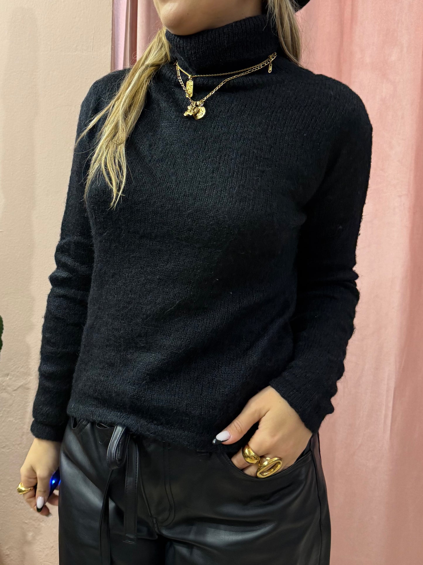 Maglia nera a collo alto in lana