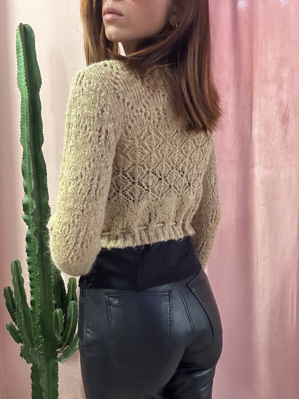 Cardigan crop dorato con filo in lurex