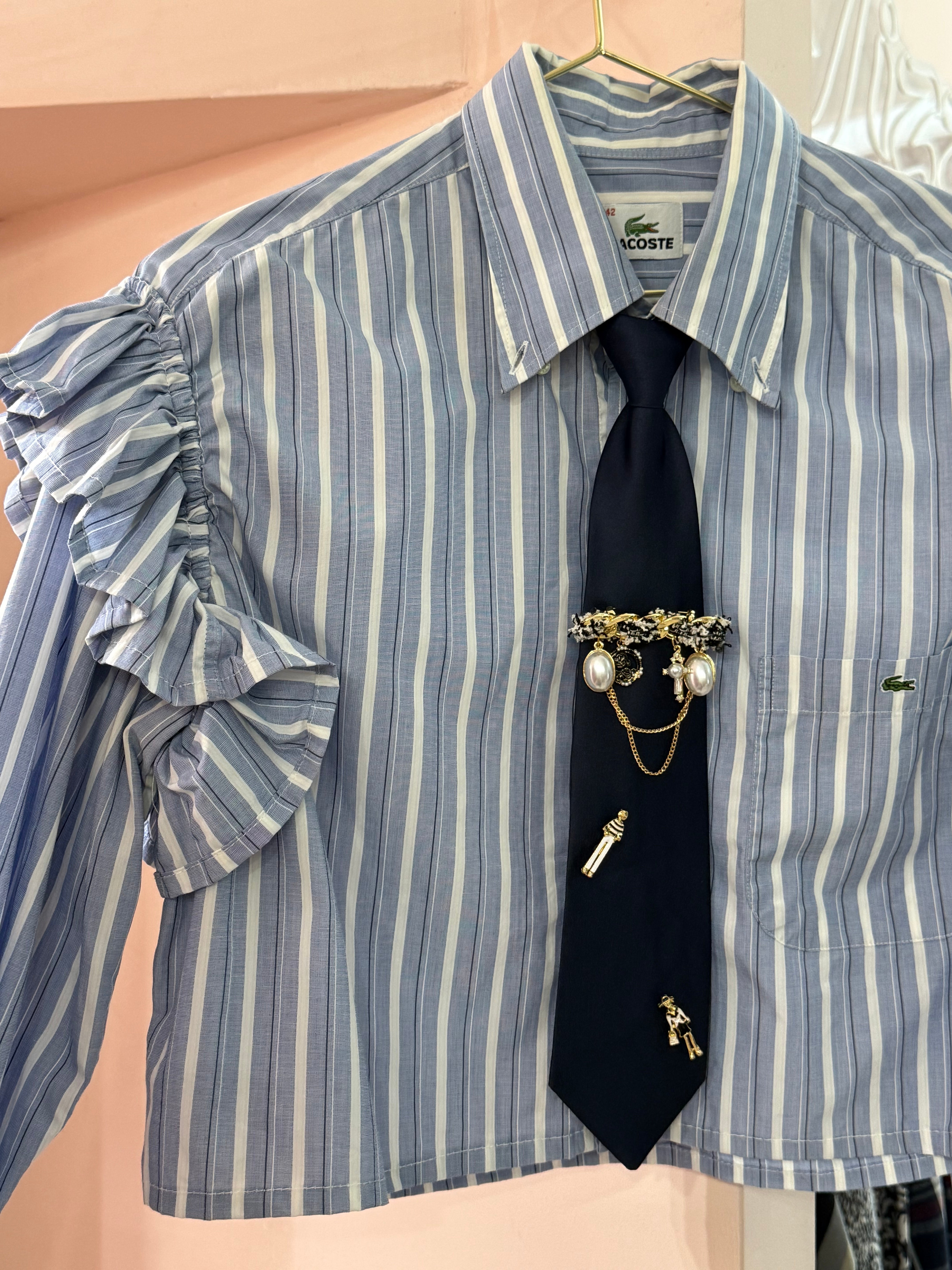 Cravatta blu notte con spille gioiello