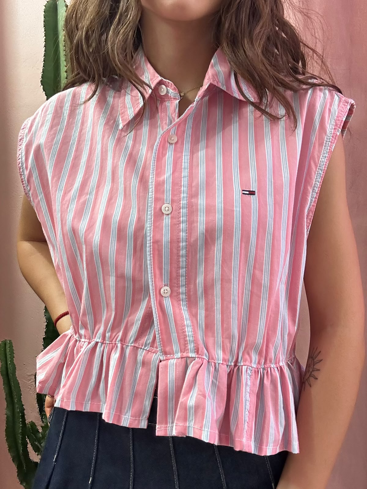 Camicia Tommy H. upcycling volant rosa righe azzurre
