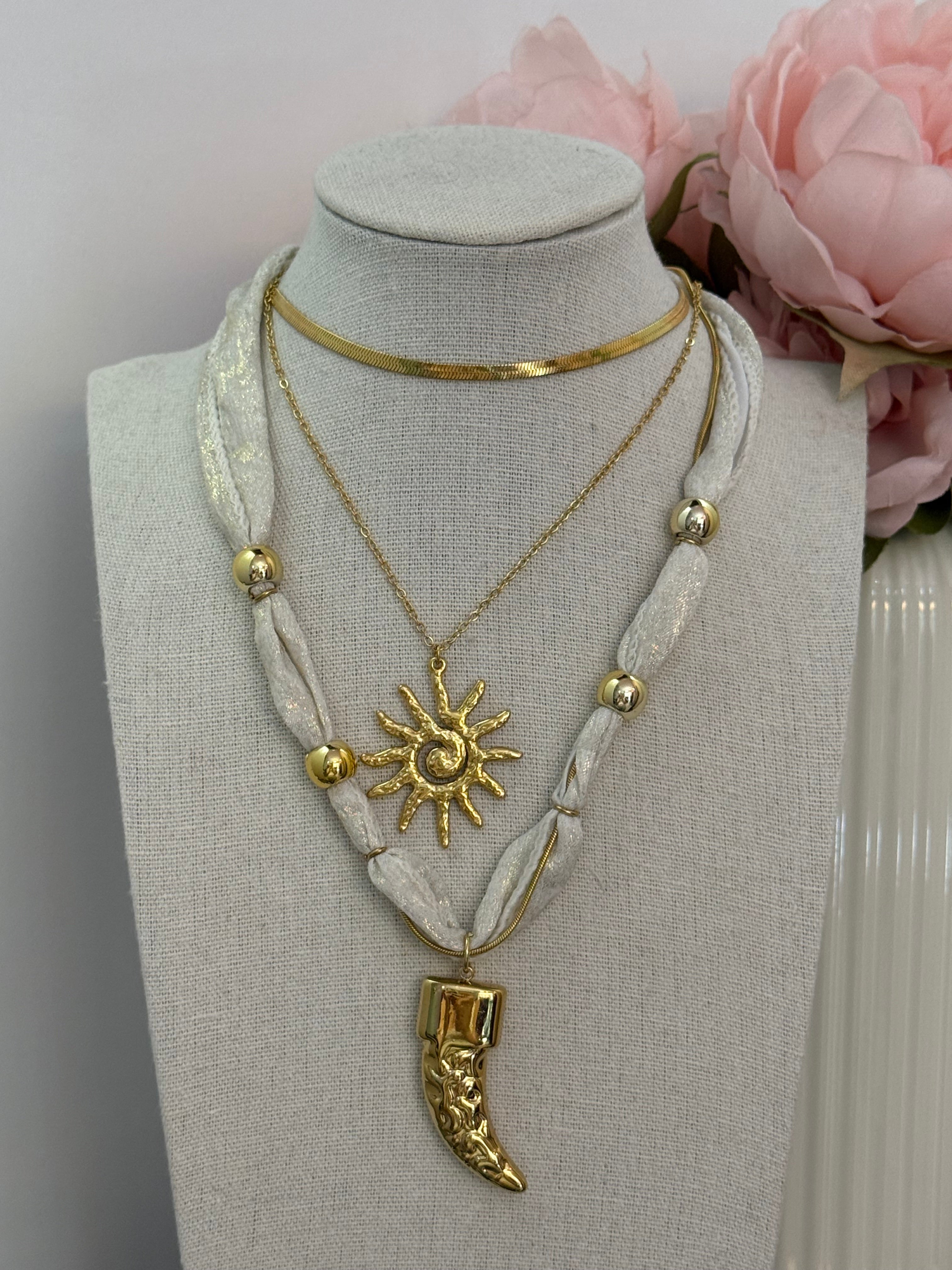 Collana con corno in tessuto