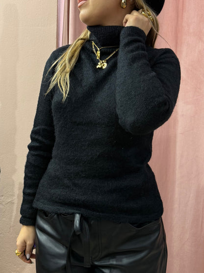 Maglia nera a collo alto in lana
