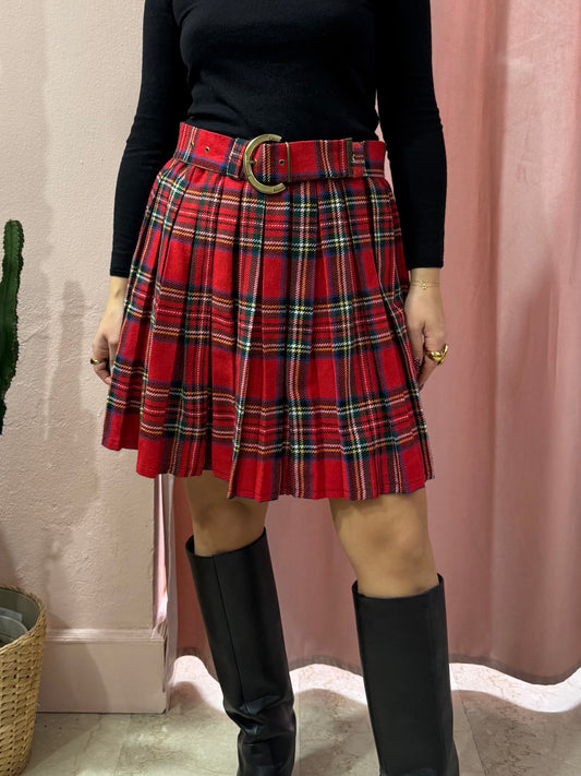Gonna tartan sul rosso con cintura