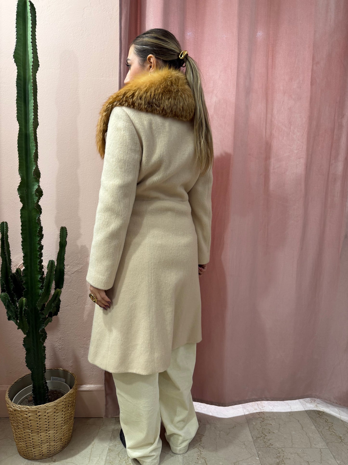 Cappotto panna con collo in pelliccia vera