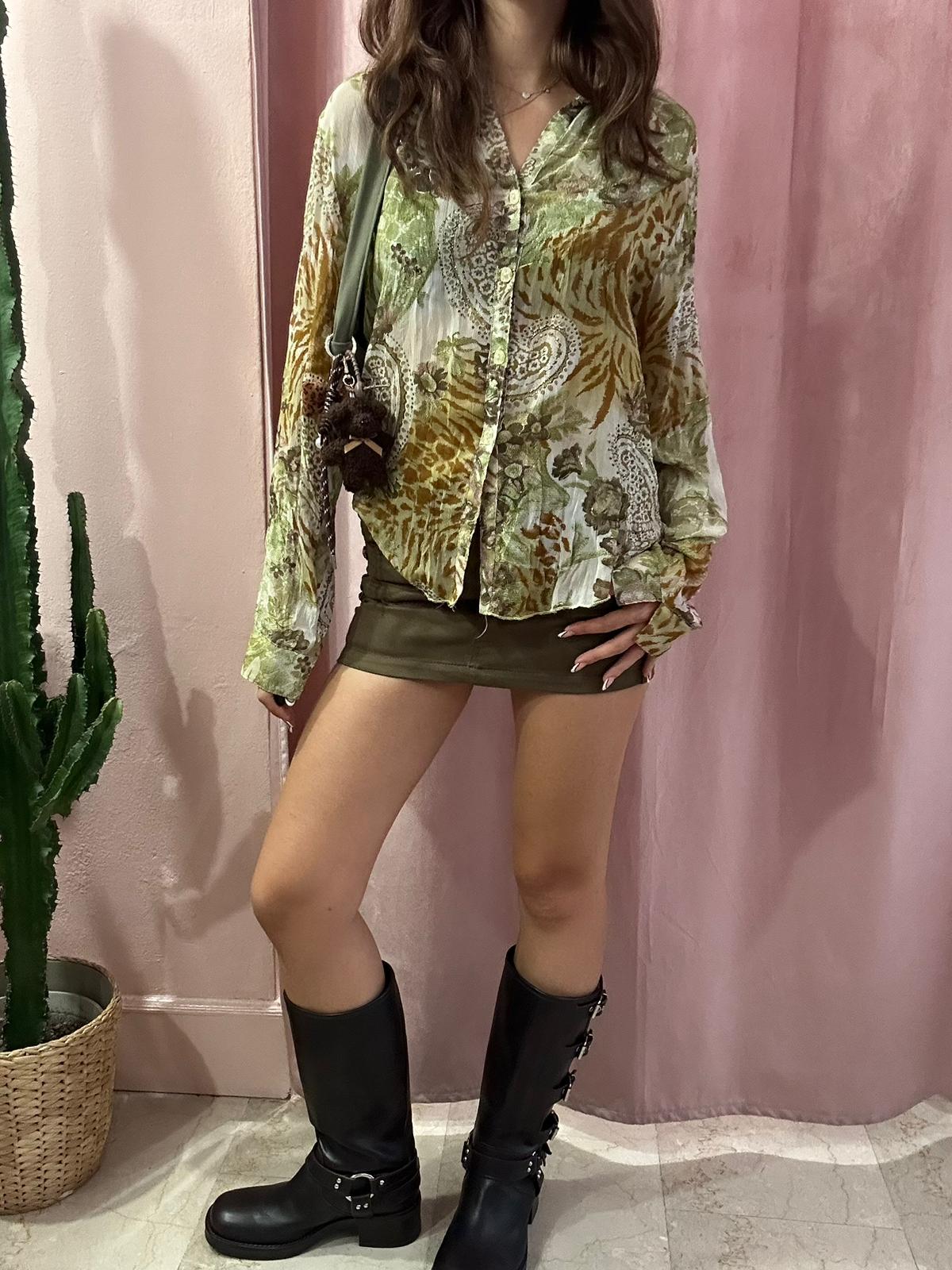 Camicia velata in fantasia sul verde