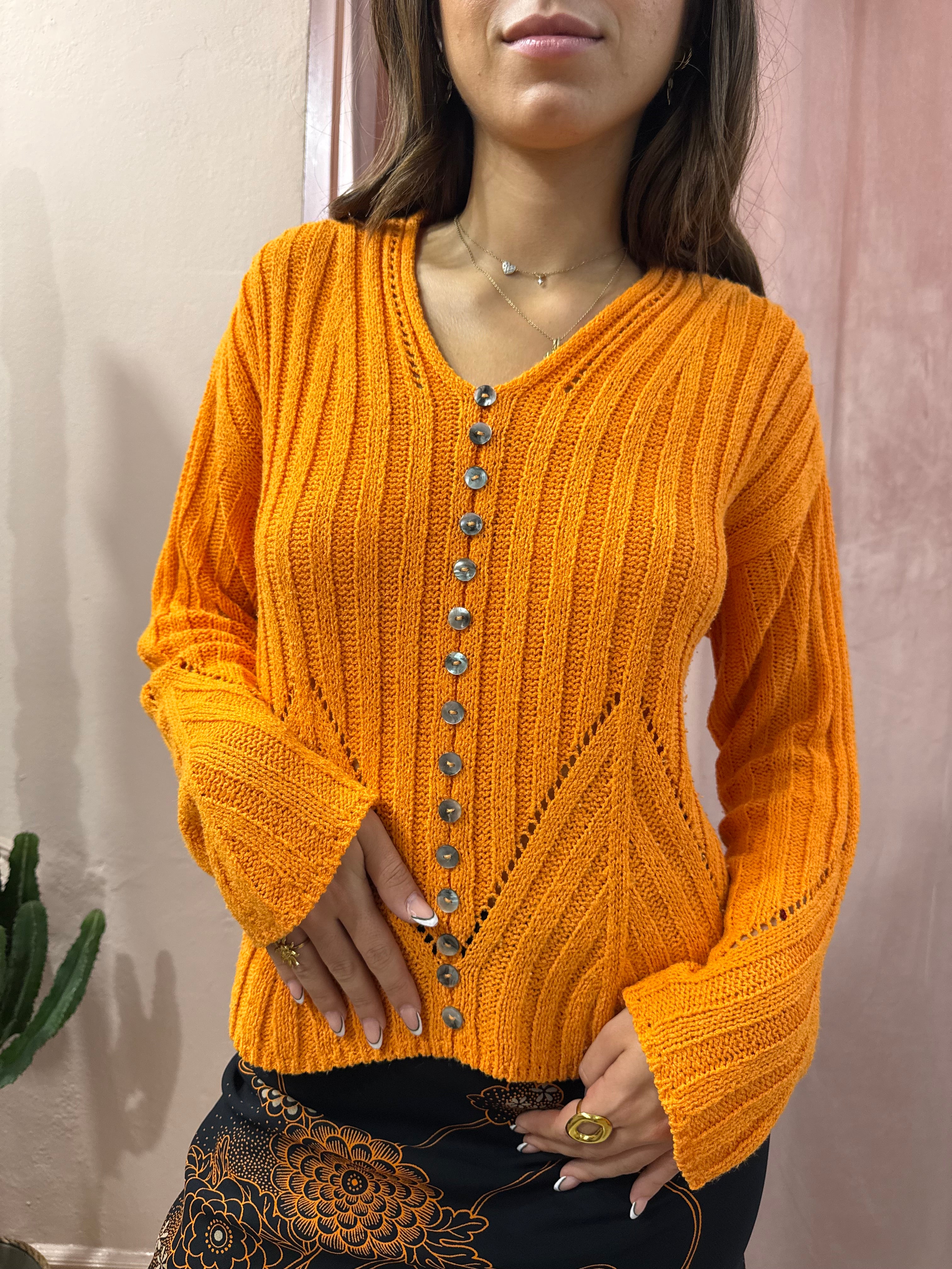 Maglione arancio con bottoni