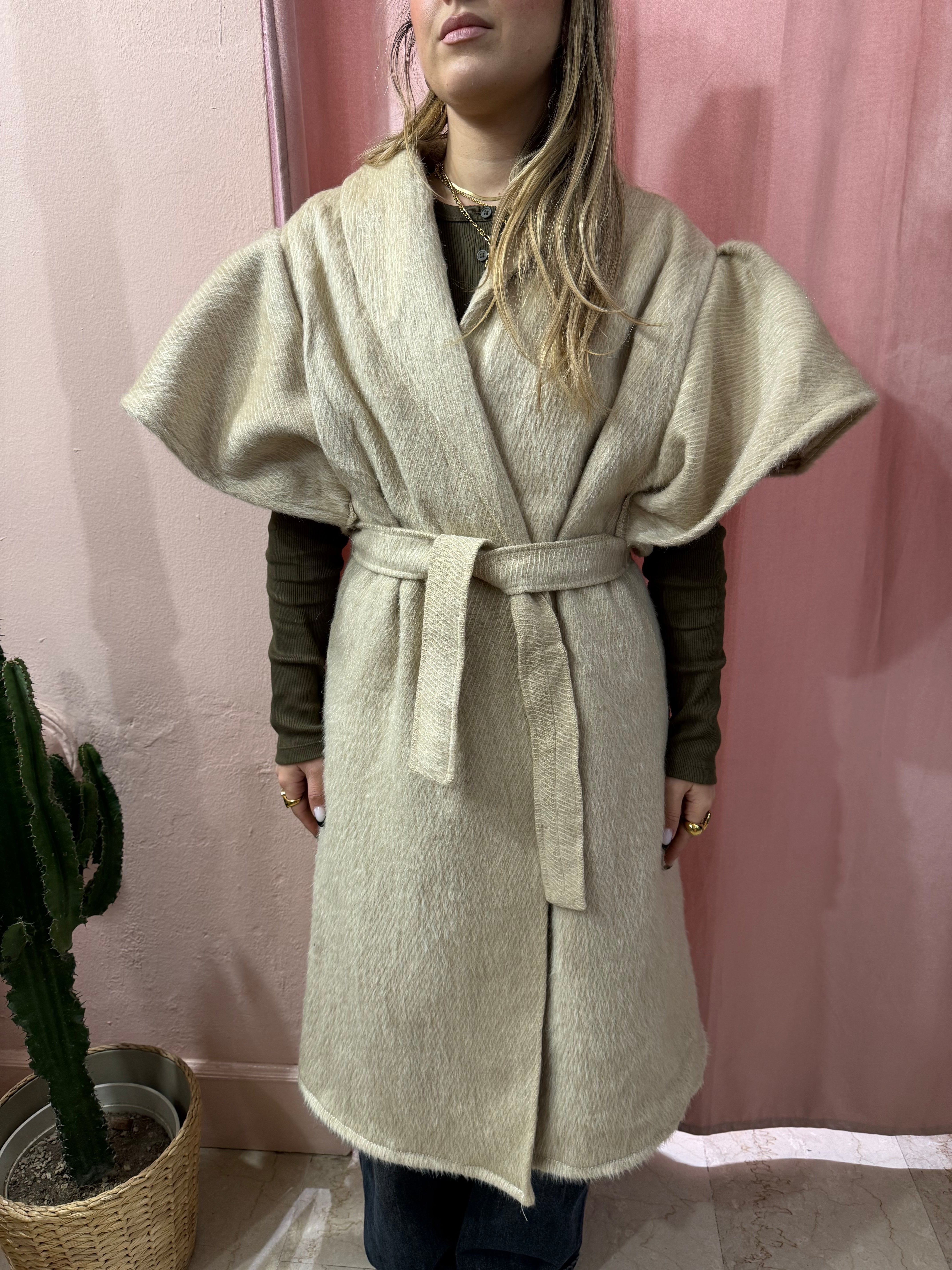 Cappotto smanicato con voulant in lana