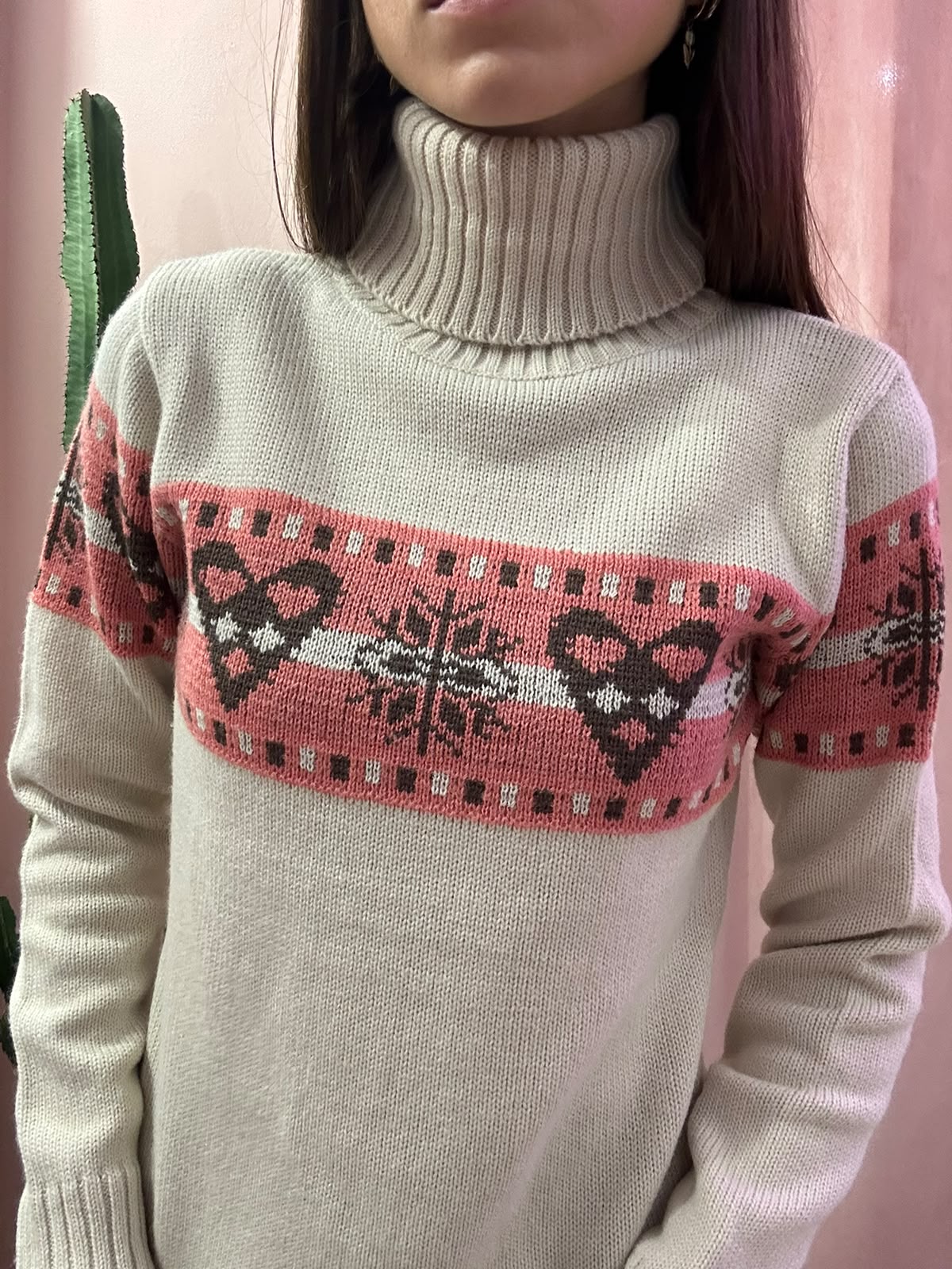 Maglione dolcevita norvegese con dettaglio rosa