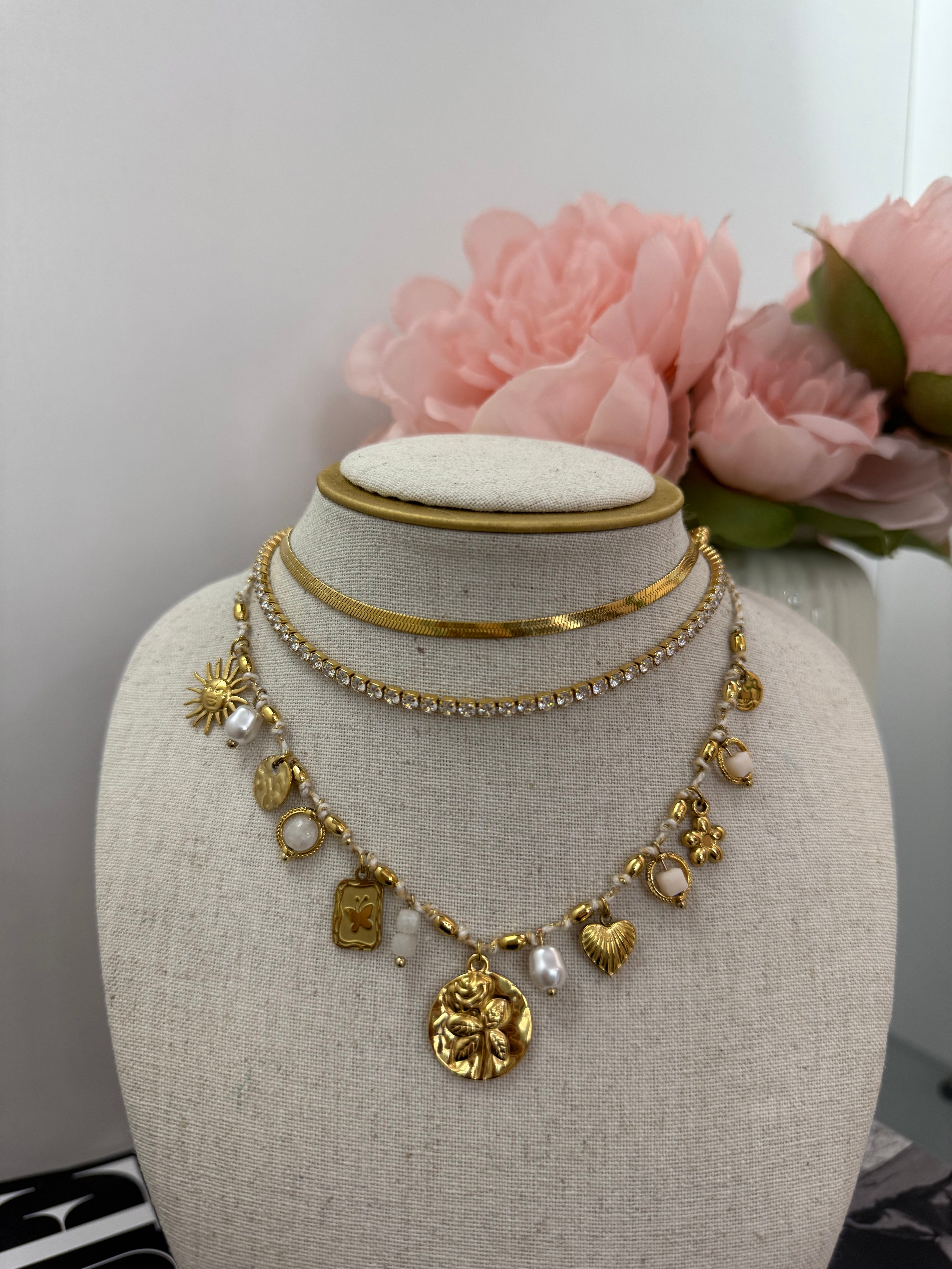 Collana multi charm medaglione corda bianca