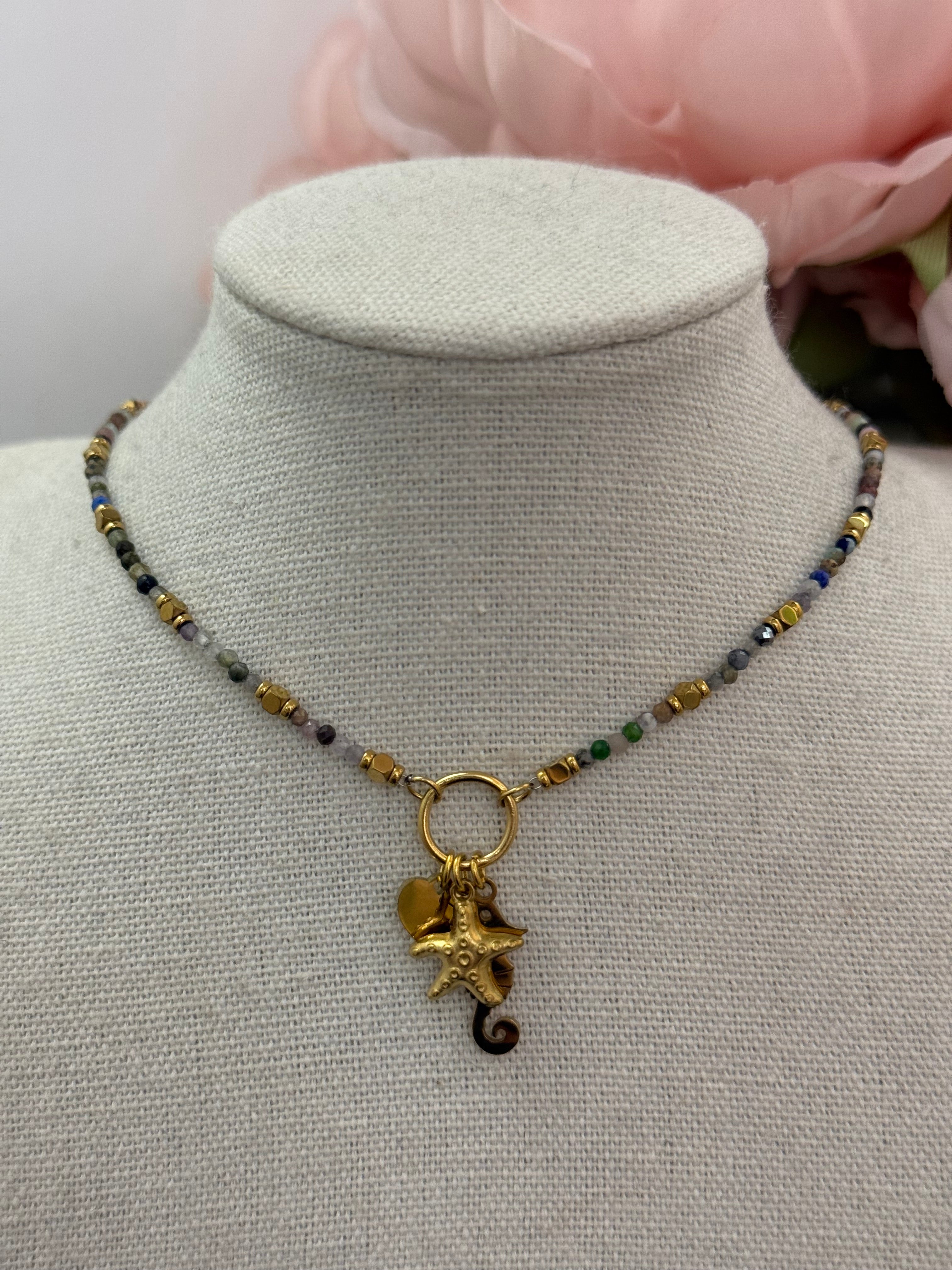 Collana micro perle con ciondoli