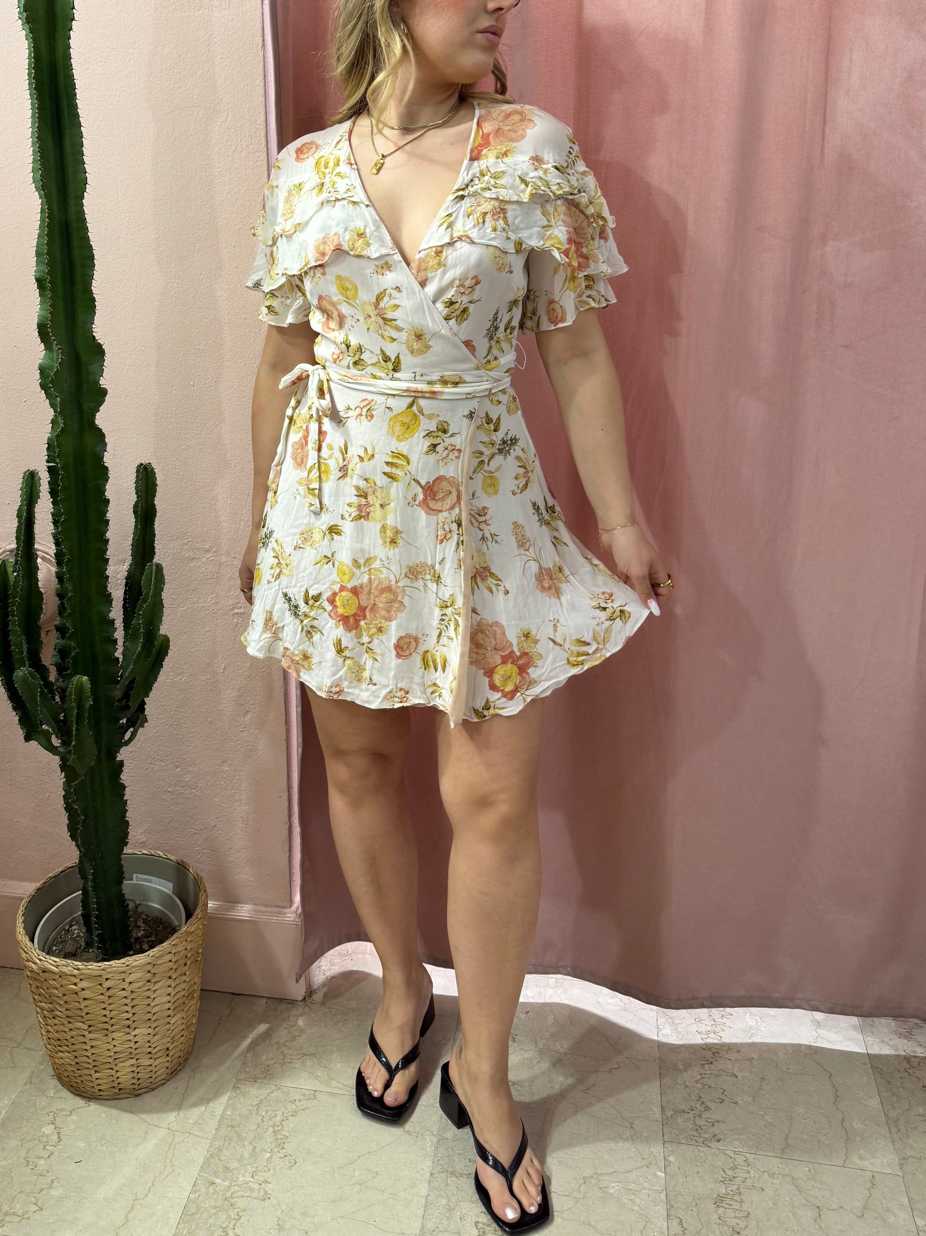 Vestito a fiori sul bianco