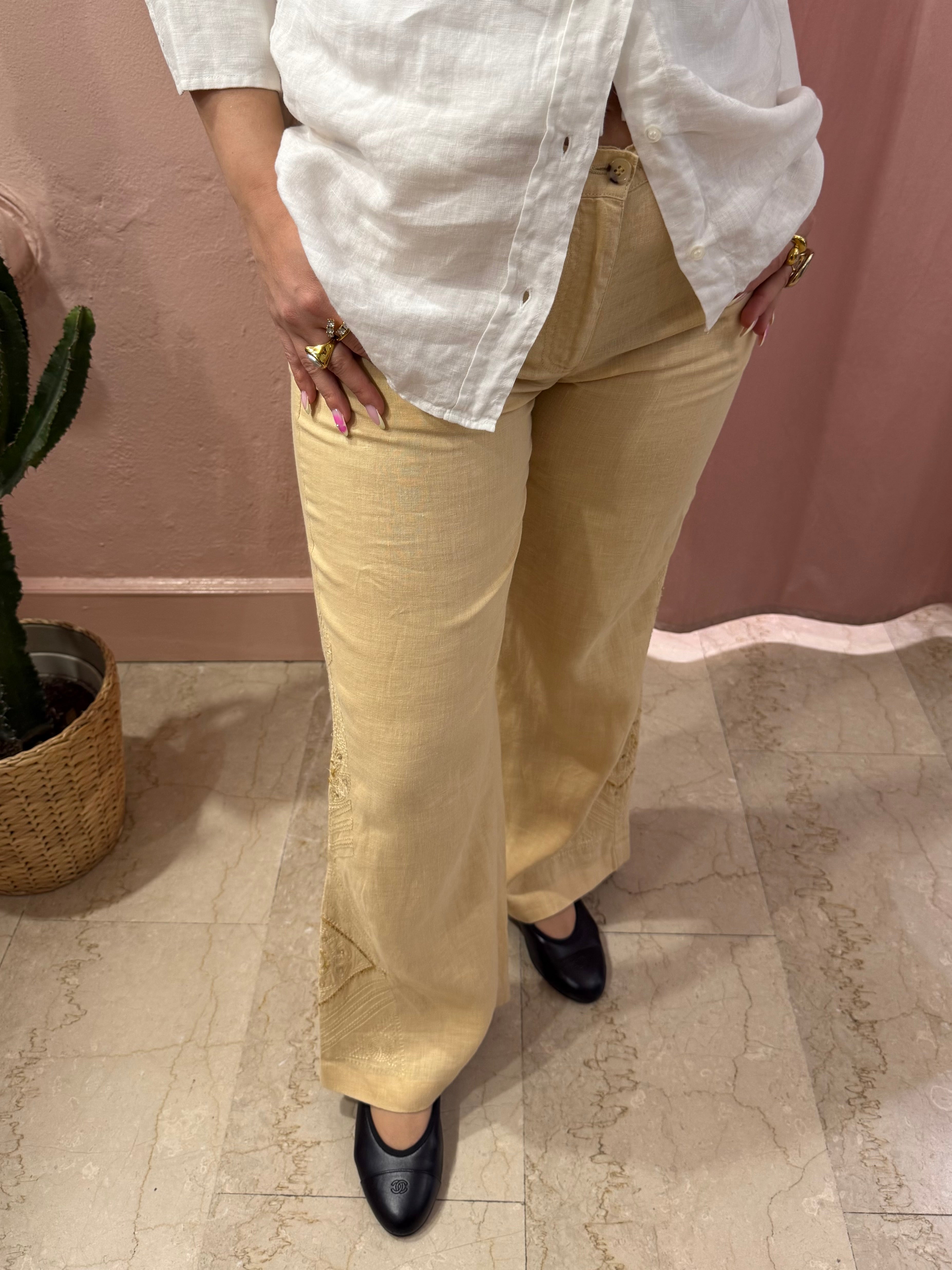 Pantaloni Marlboro beige in lino con ricami