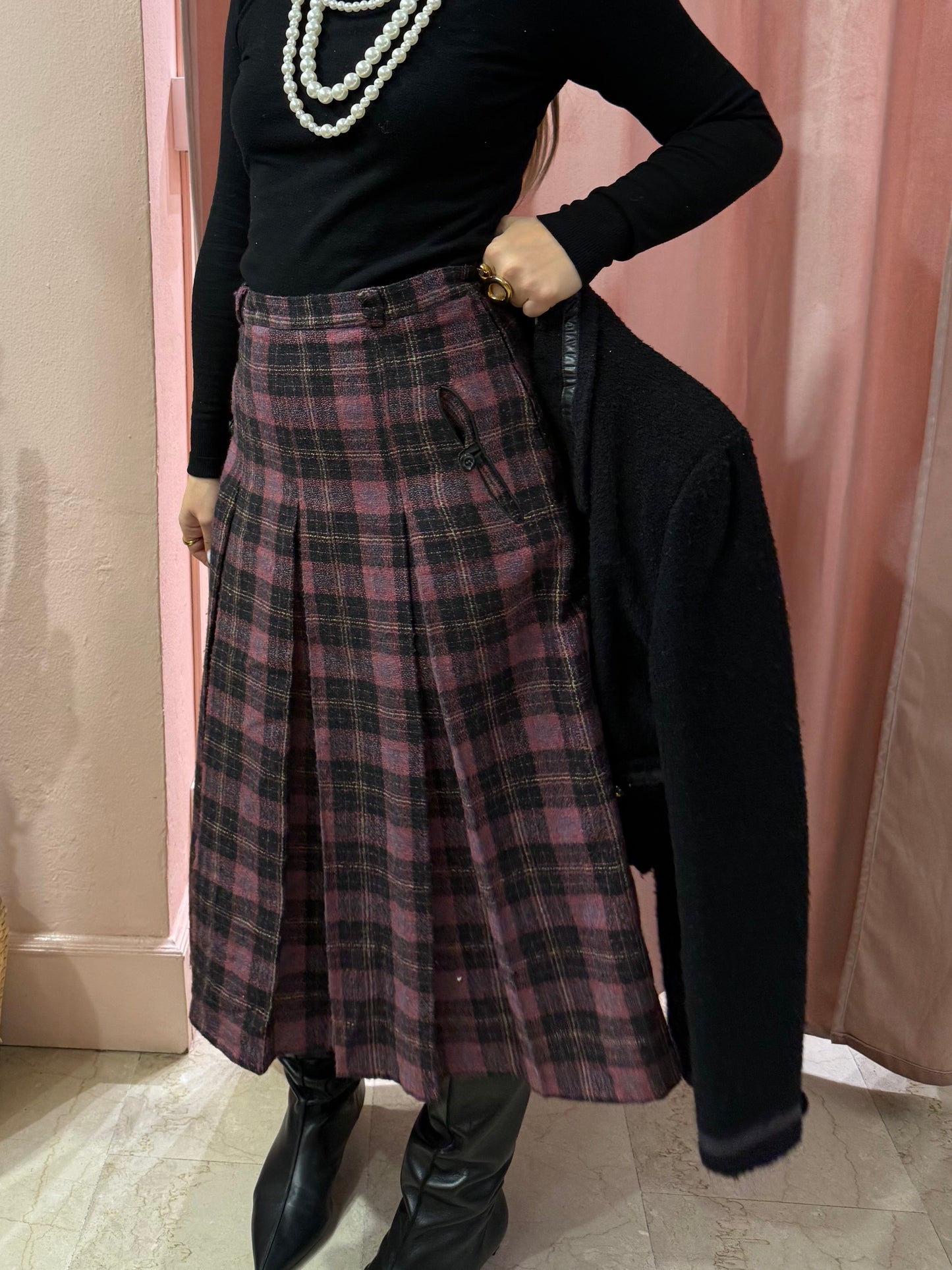 Gonna scozzese sul viola medio lunga