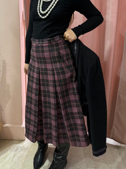 Gonna scozzese sul viola medio lunga