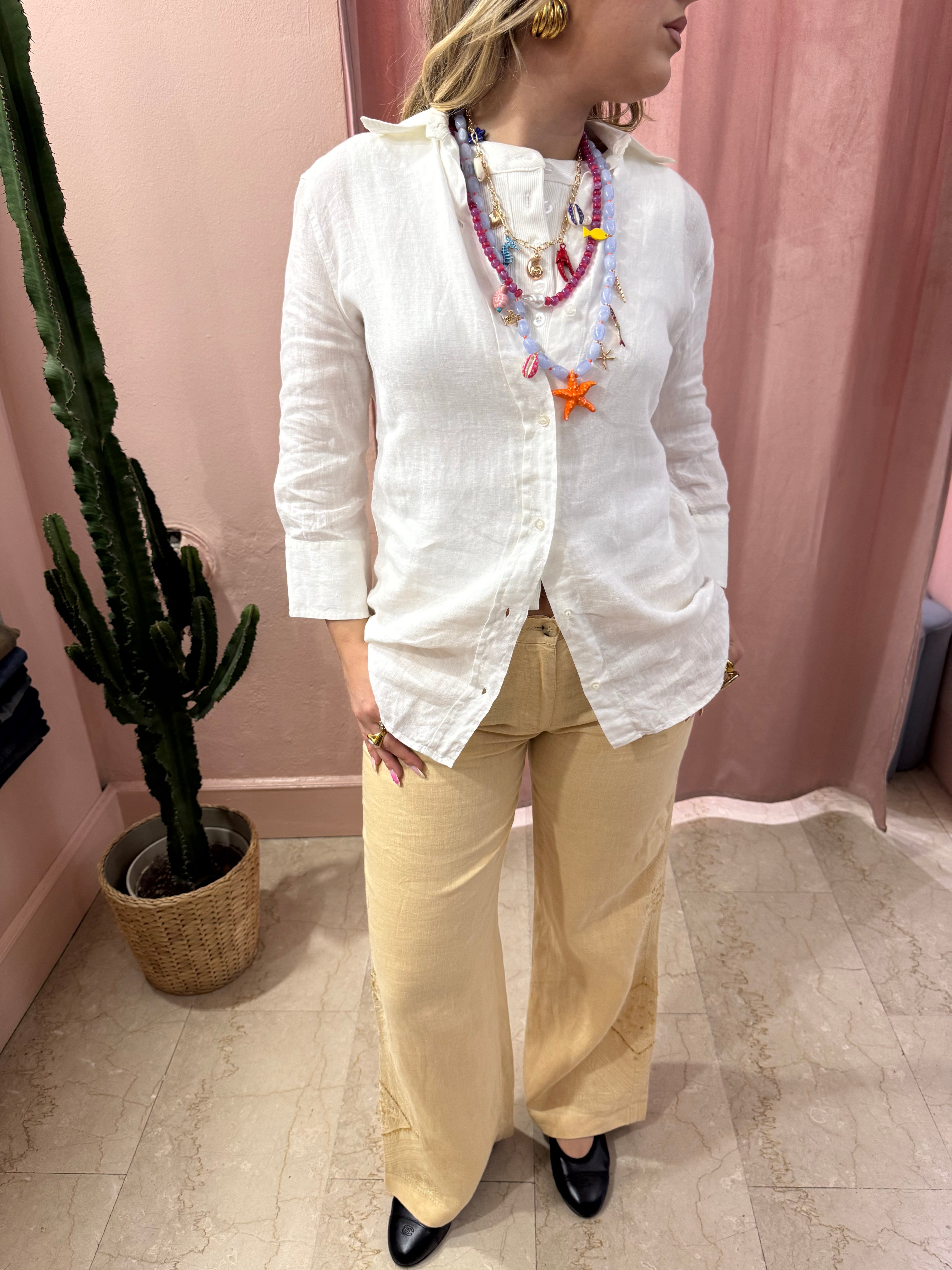 Pantaloni Marlboro beige in lino con ricami