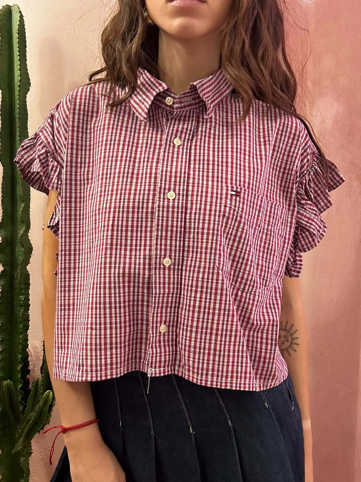 Camicia Tommy h upcycling manica volant a quadri rossa