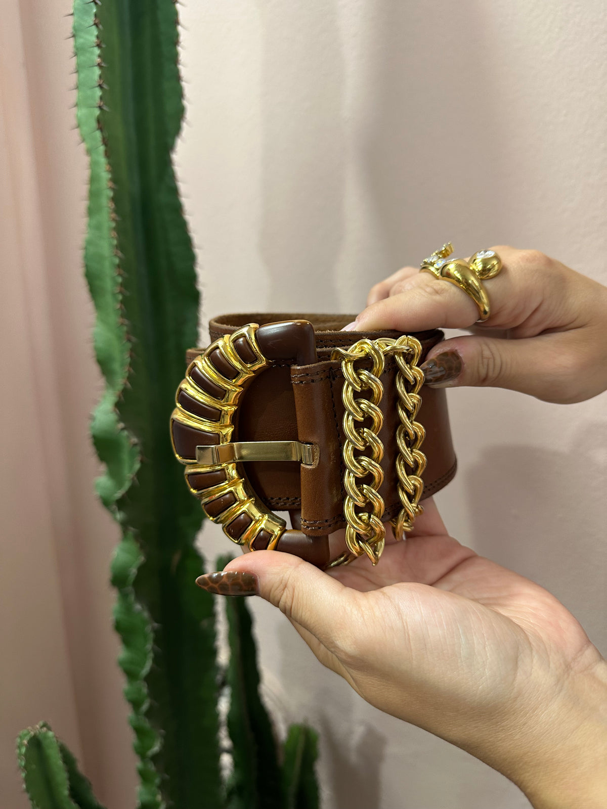 Cinturone vintage con catene dorate