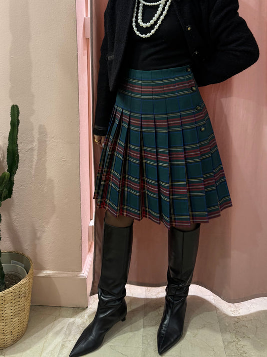 Gonna scozzese sul verde con bottoni