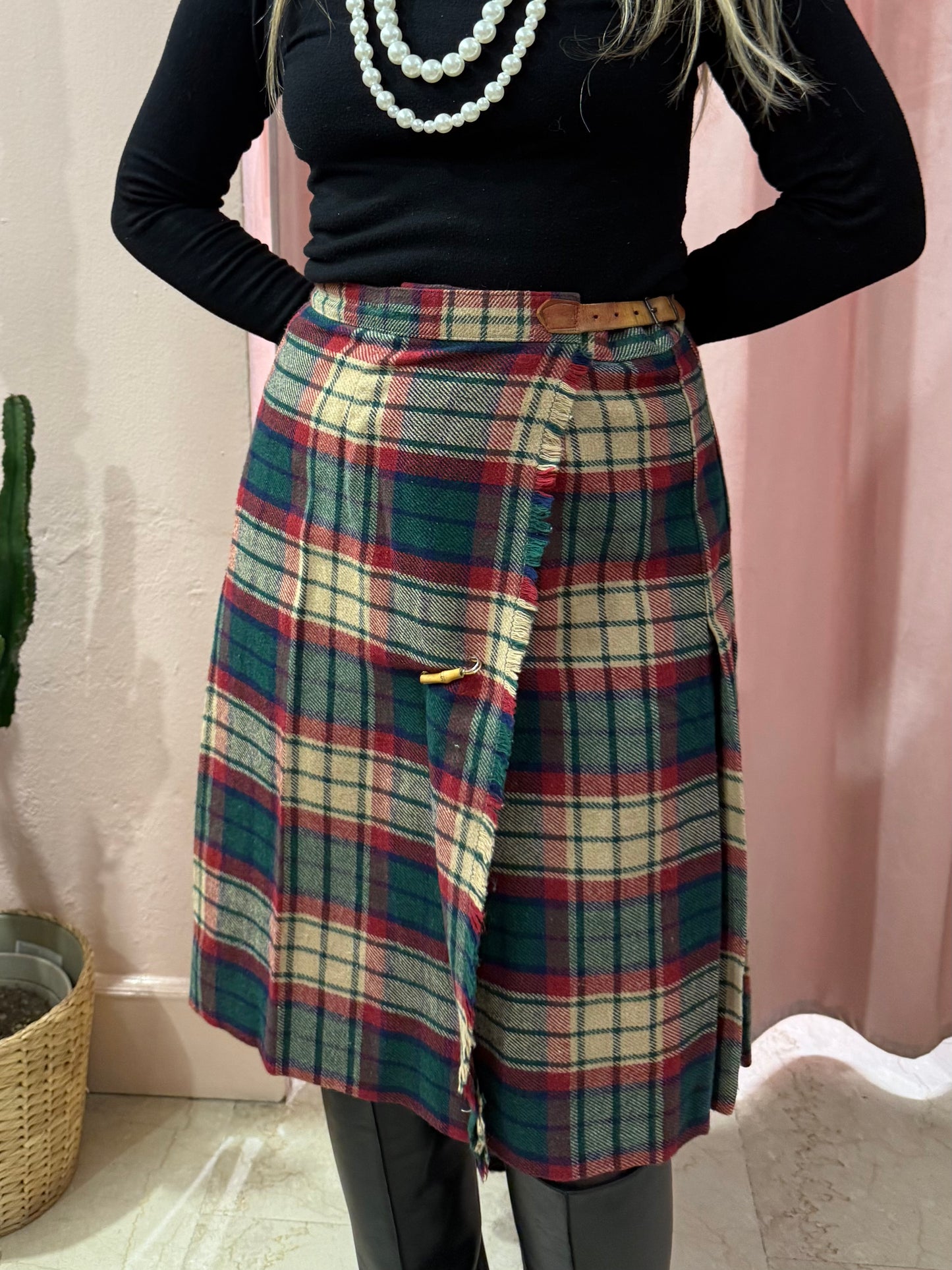 Gonna tartan sul verde con spilla