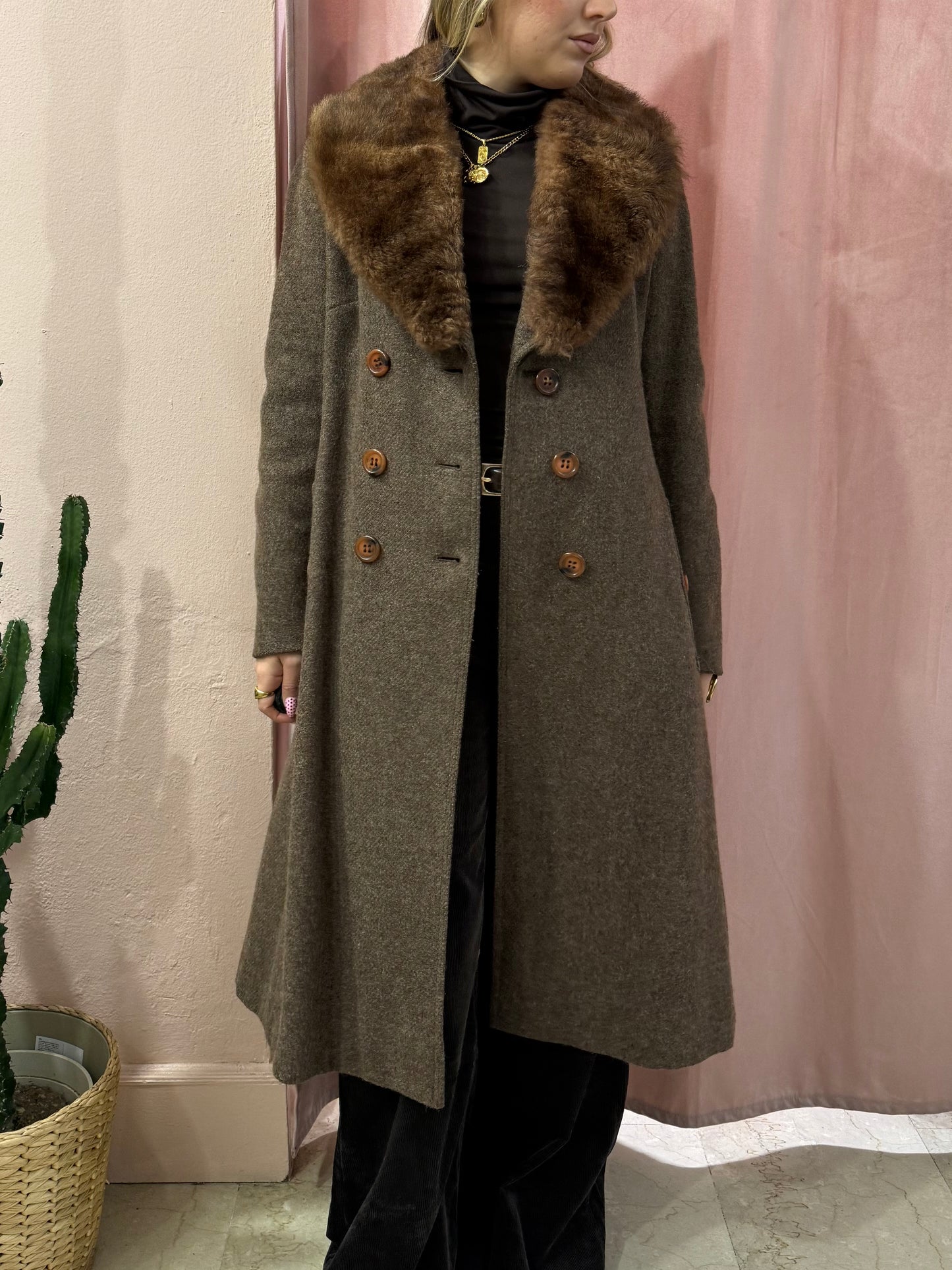 Maxi cappotto in lana con collo in pelliccia sintetica