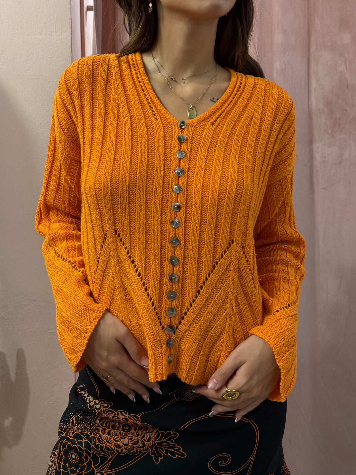 Maglione arancio con bottoni