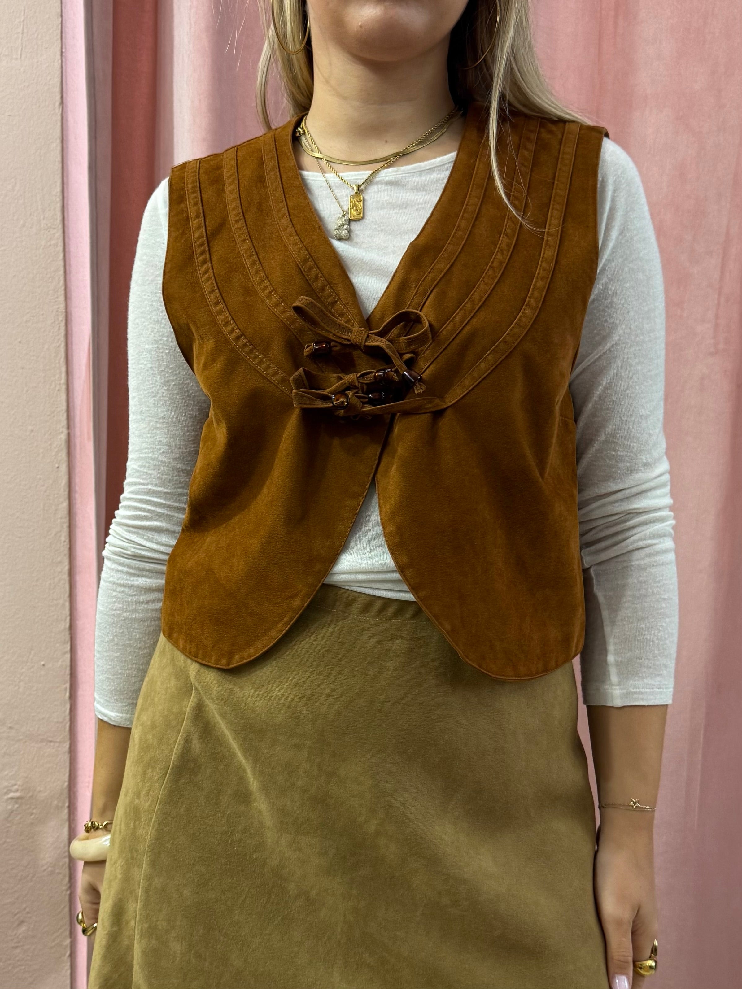 Gilet effetto suede con fiocchi