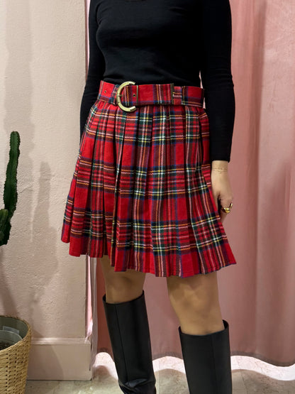 Gonna tartan sul rosso con cintura