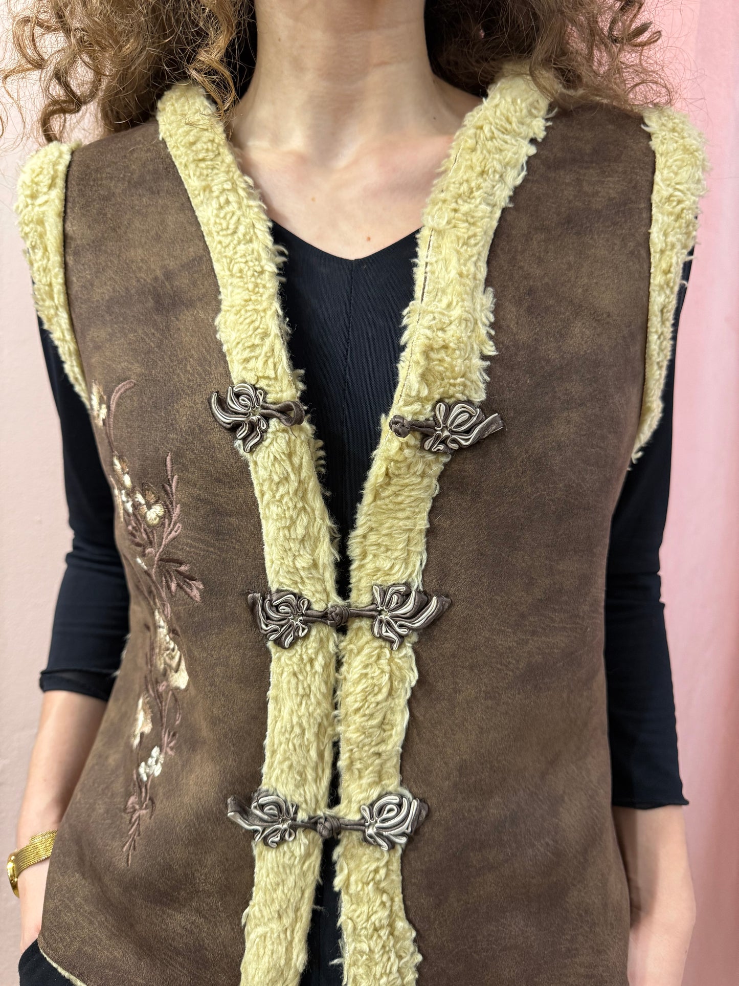 Gilet smanicato con ricami