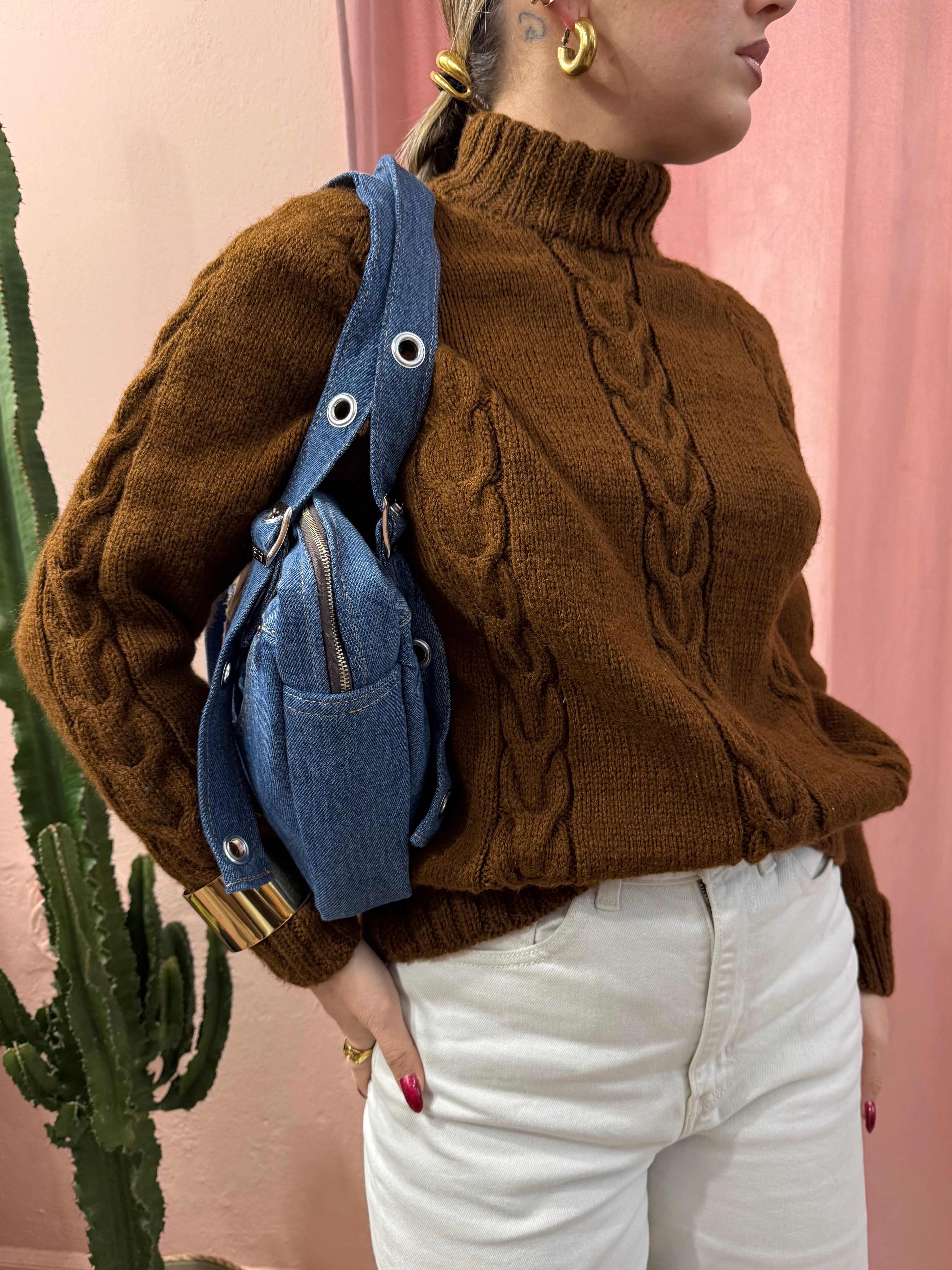 Maglione a collo alto in lana a trecce