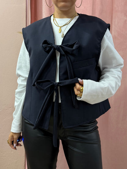 Gilet upcycling con fiocchi blu